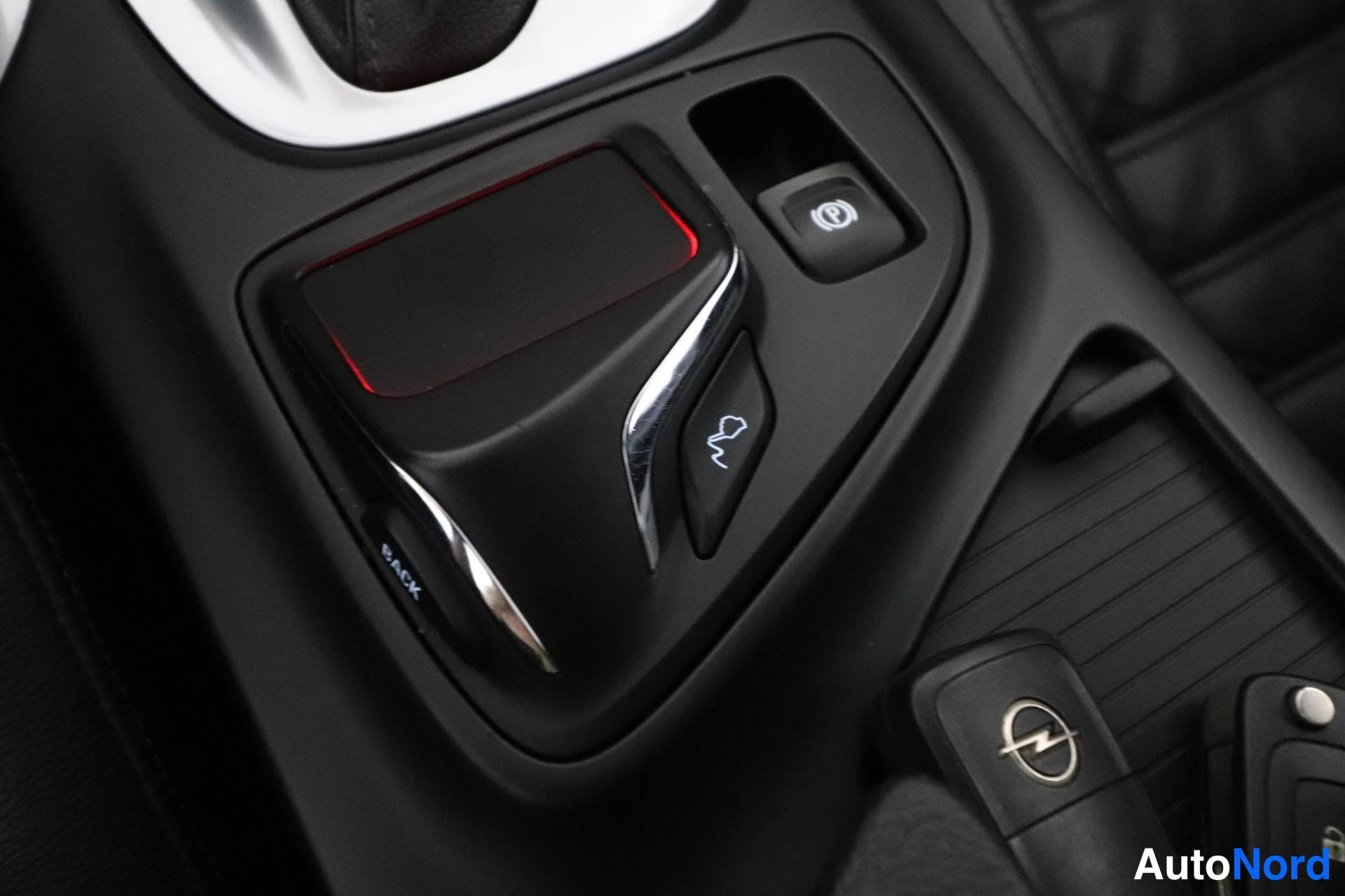 Valkoinen Opel Insignia 2014, yksityiskohta, kuva 25