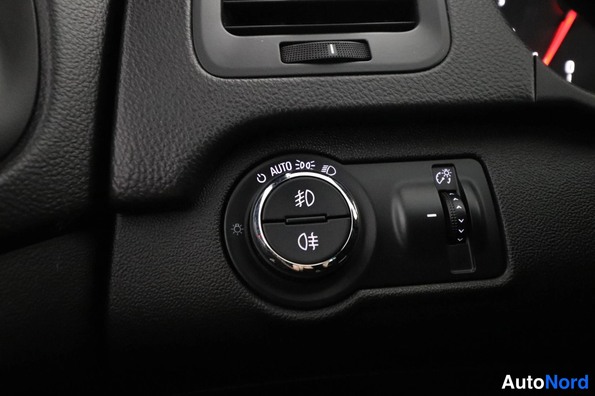 Valkoinen Opel Insignia 2014, yksityiskohta, kuva 27