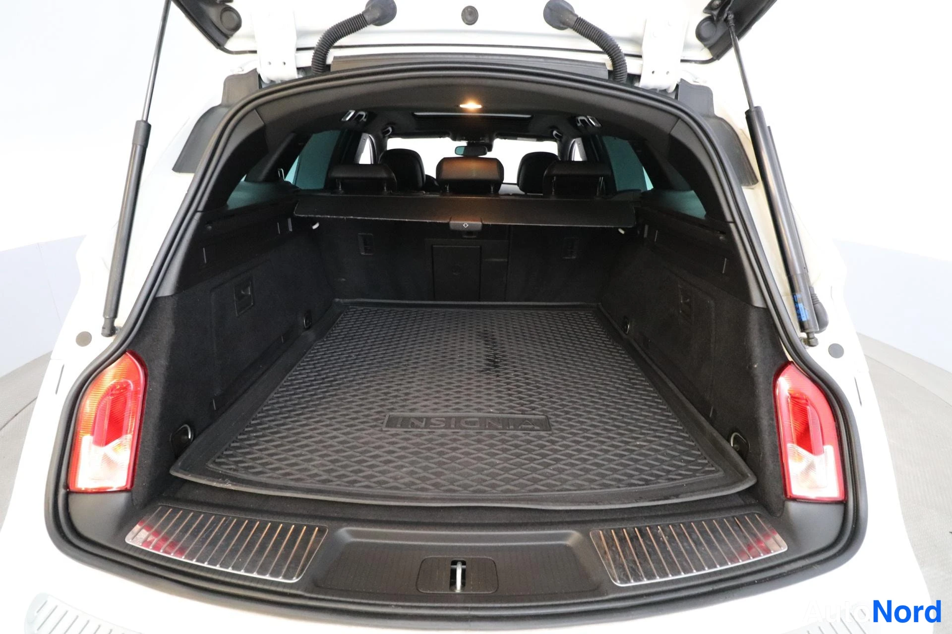 Valkoinen Opel Insignia 2014, tavaratila, kuva 14