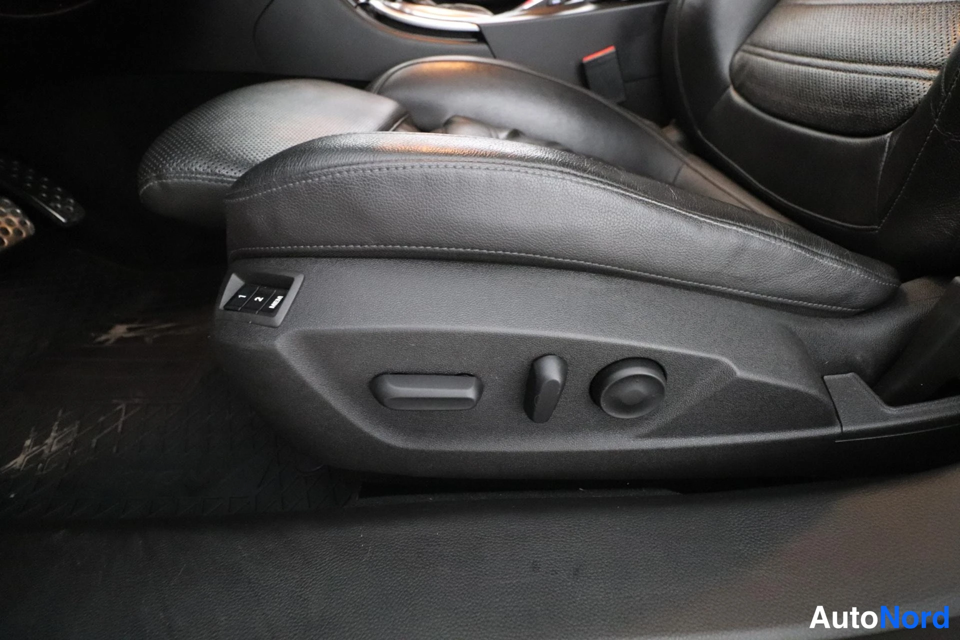 Valkoinen Opel Insignia 2014, yksityiskohta, kuva 15