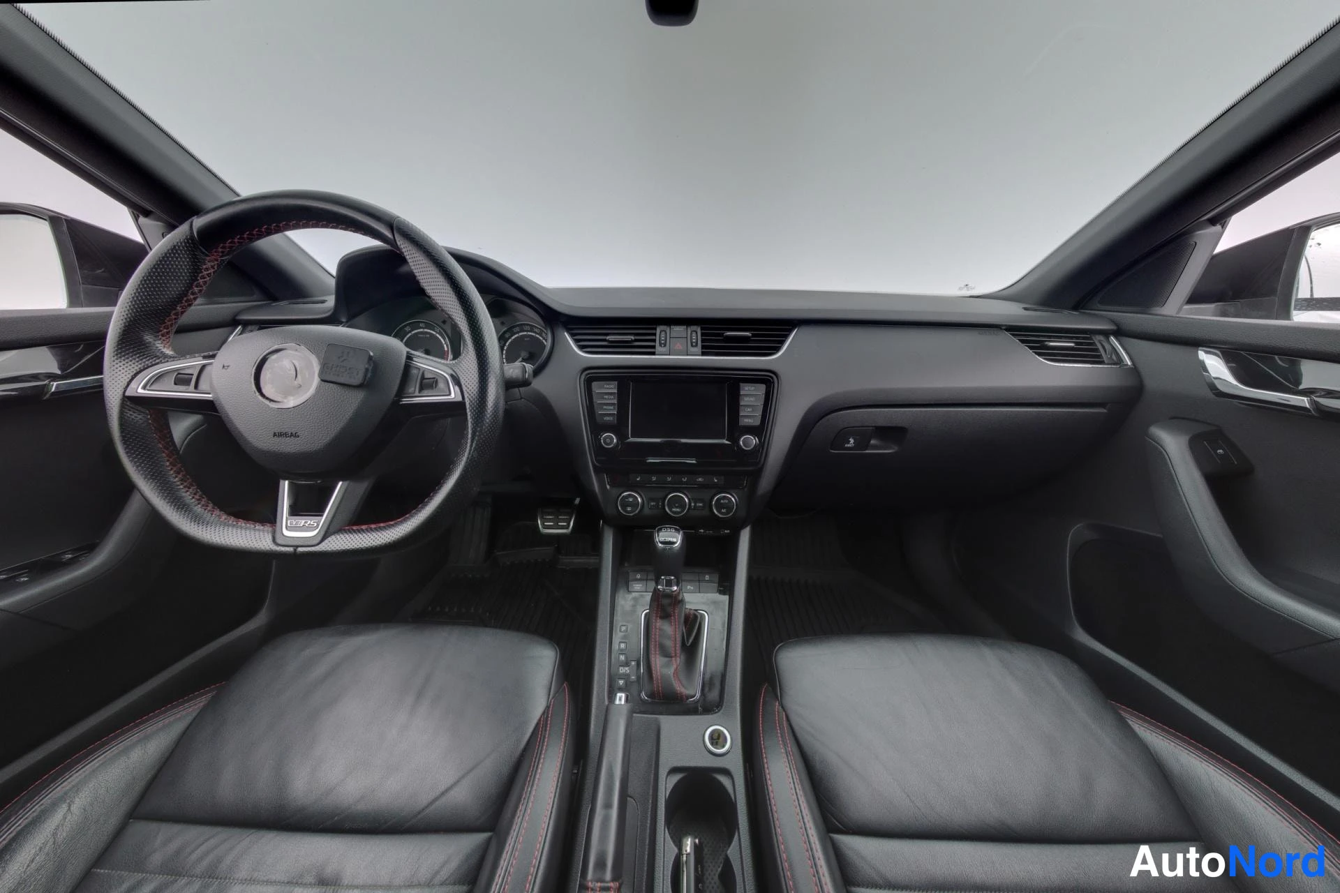 Valkoinen Skoda Octavia 2016, ohjaamo, kuva 6