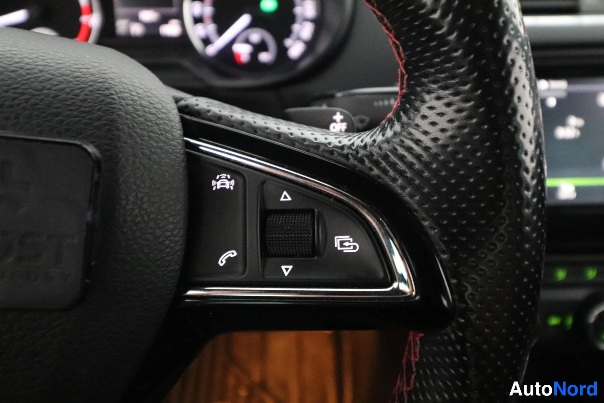 Valkoinen Skoda Octavia 2016, yksityiskohta, kuva 15