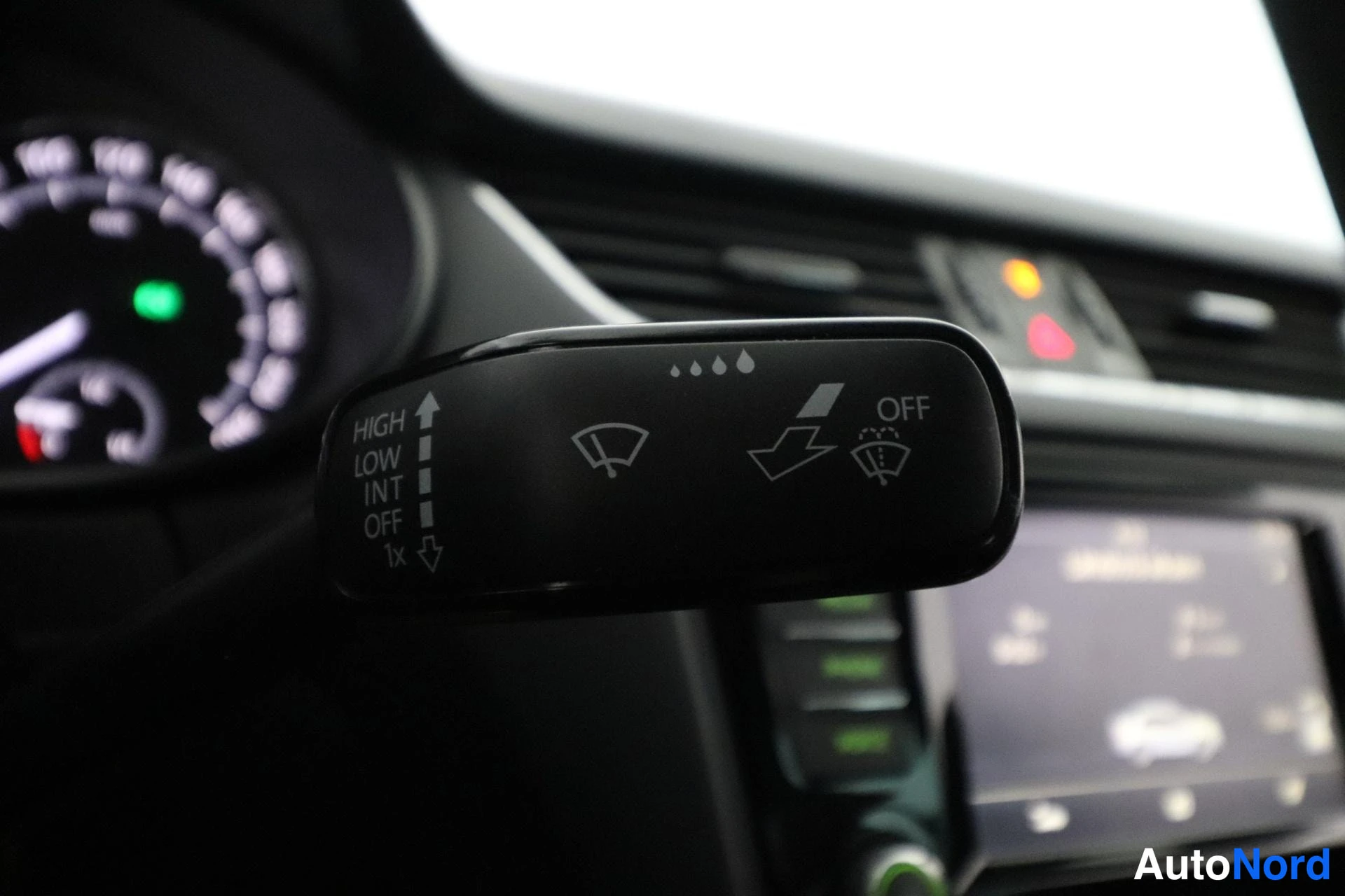 Valkoinen Skoda Octavia 2016, yksityiskohta, kuva 36