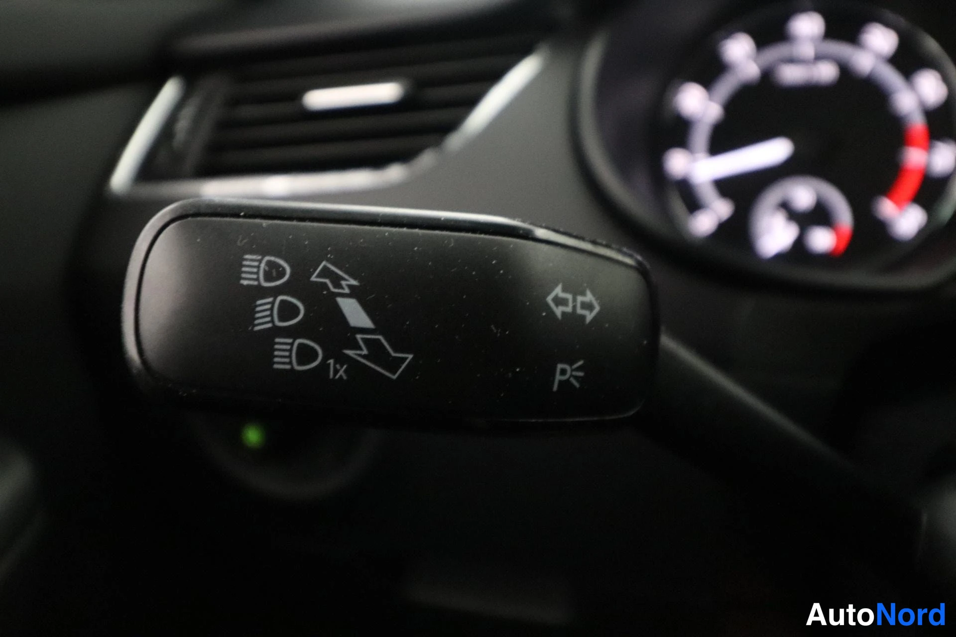 Valkoinen Skoda Octavia 2016, yksityiskohta, kuva 37