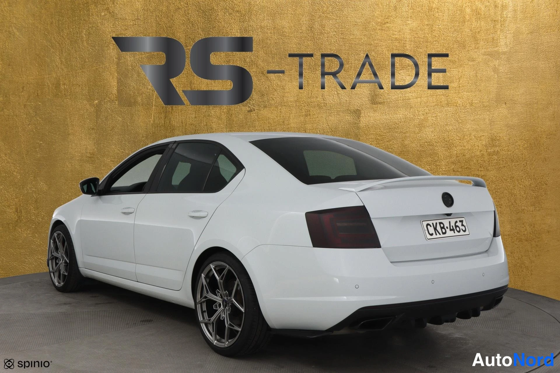 Valkoinen Skoda Octavia 2016, takaviisto, kuva 4