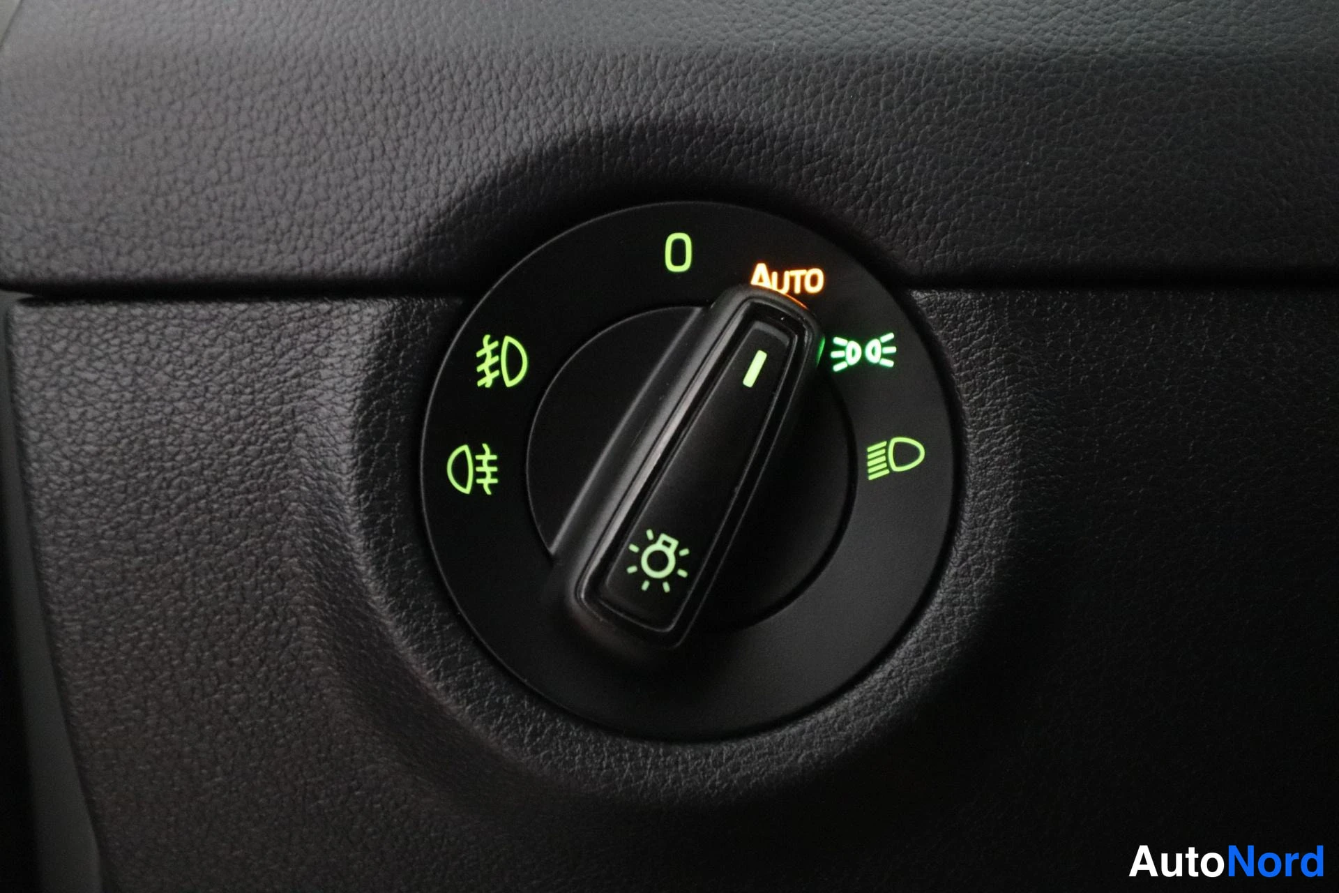 Valkoinen Skoda Octavia 2016, yksityiskohta, kuva 29