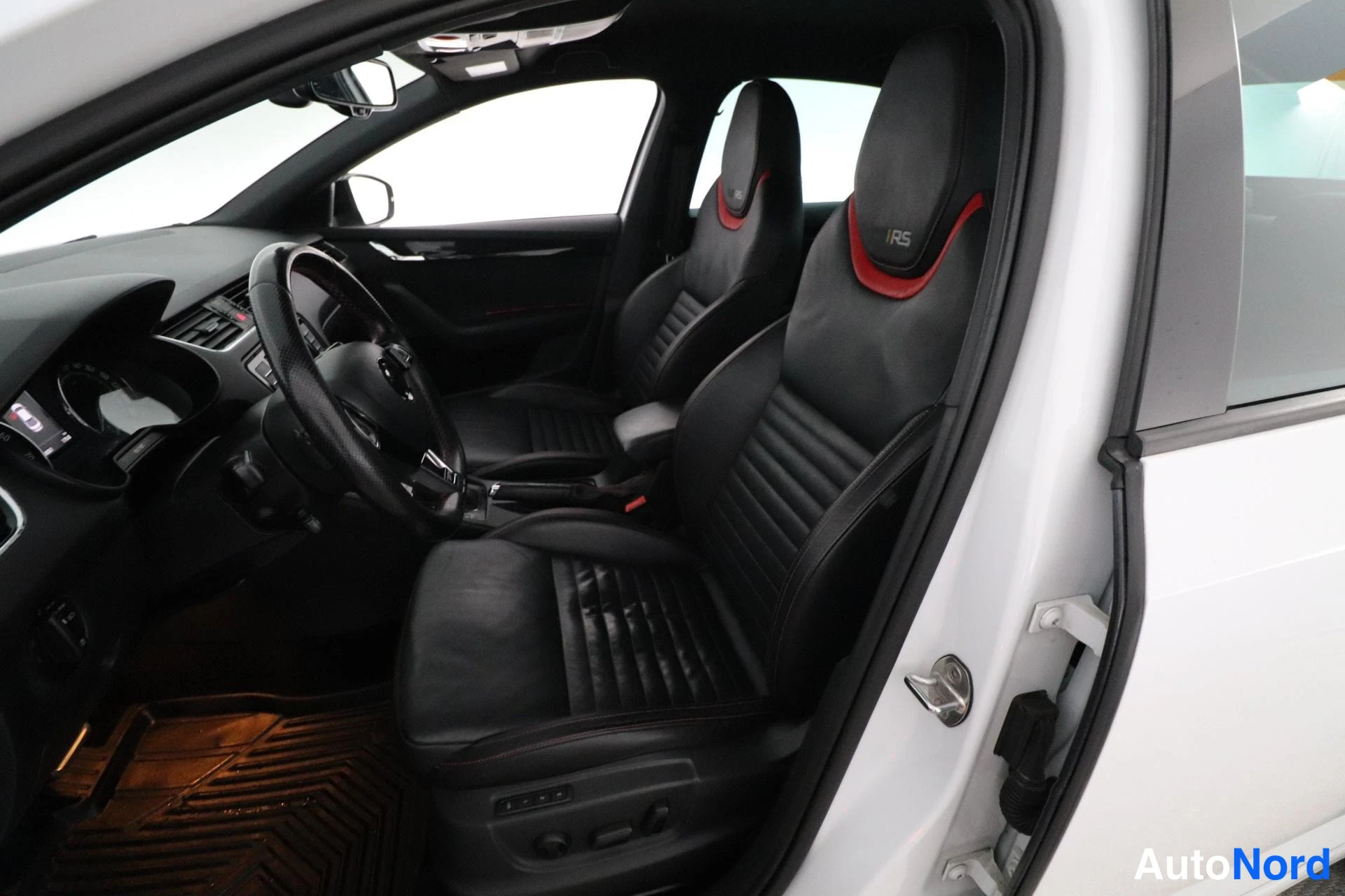 Valkoinen Skoda Octavia 2016, etuistuimet, kuva 9