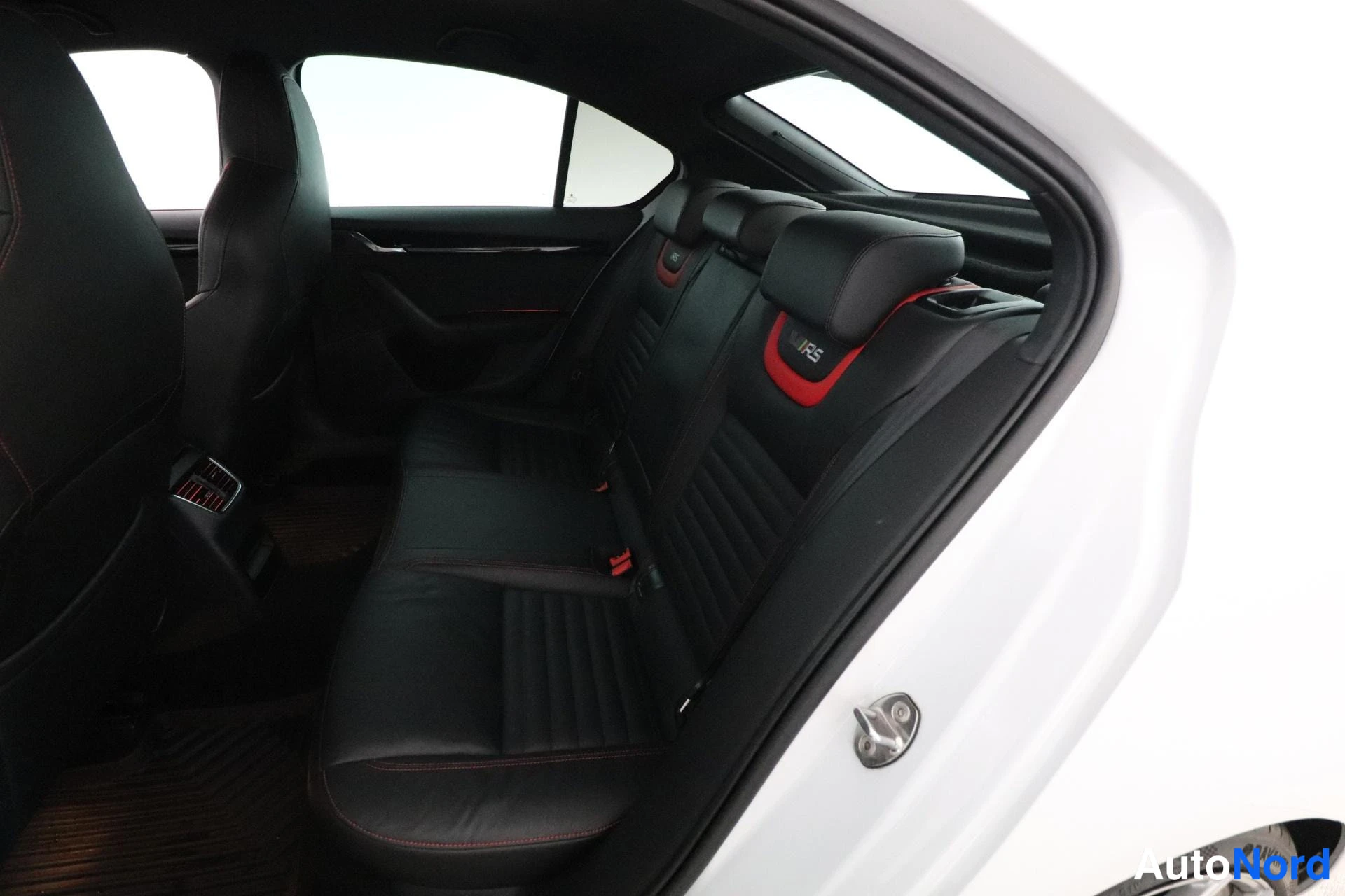 Valkoinen Skoda Octavia 2016, takaistuimet, kuva 11