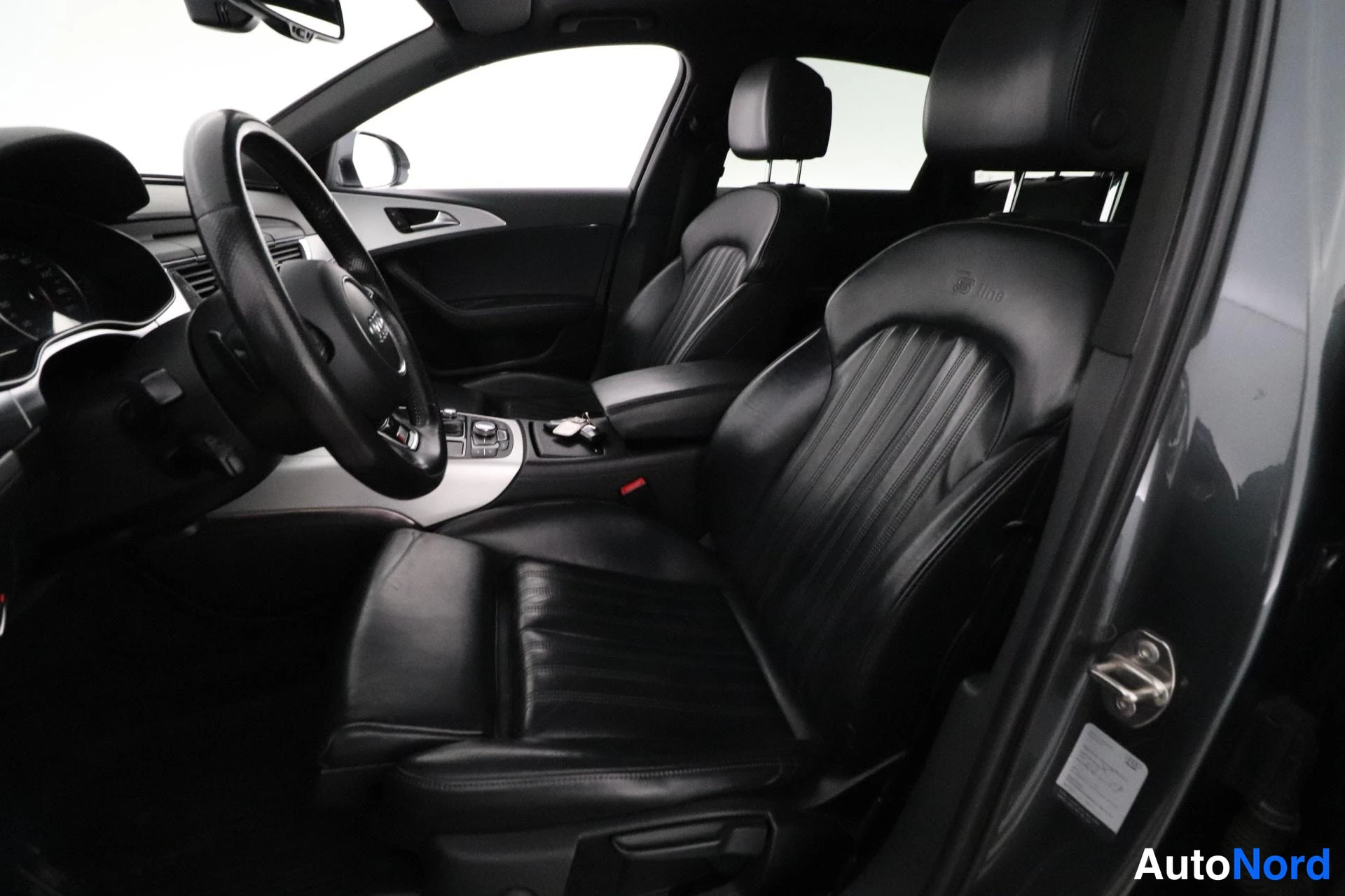 Harmaa Audi A6 2012, etuistuimet, kuva 9