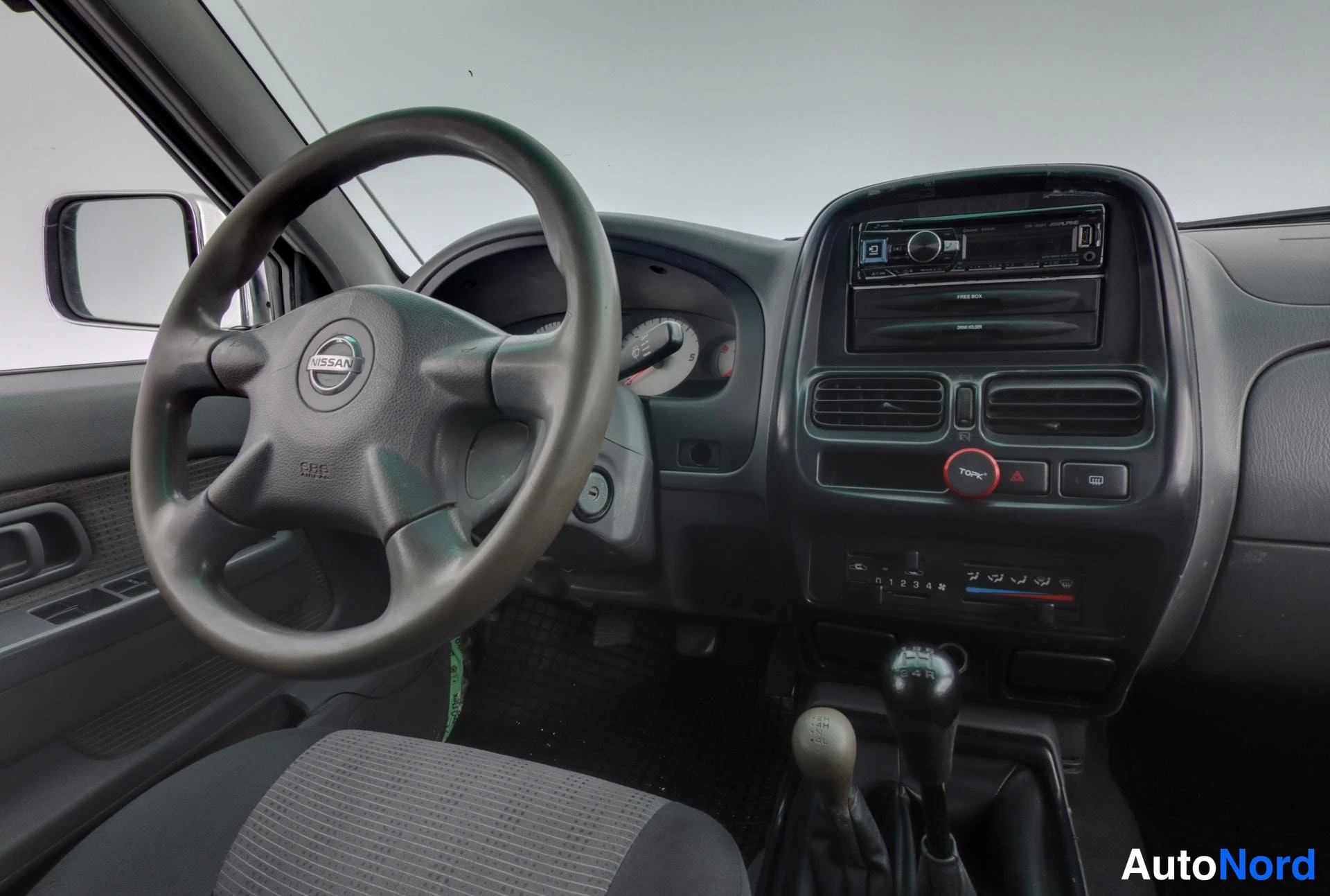 Valkoinen Nissan NP300 2012, ohjaamo, kuva 8