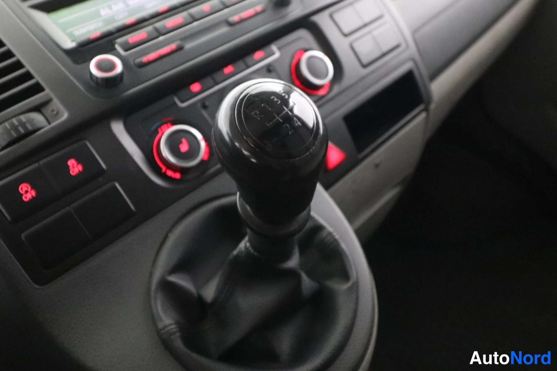 White Volkswagen Transporter 2013, detail, photo 23