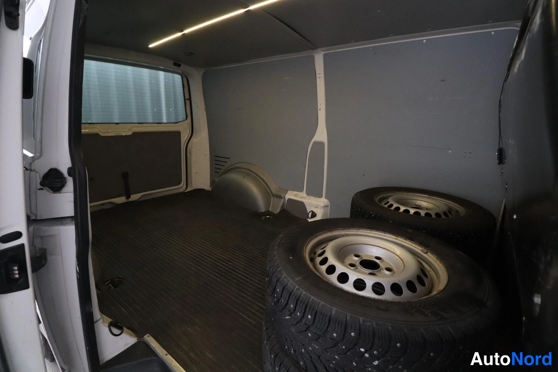 White Volkswagen Transporter 2013, boot, photo 15