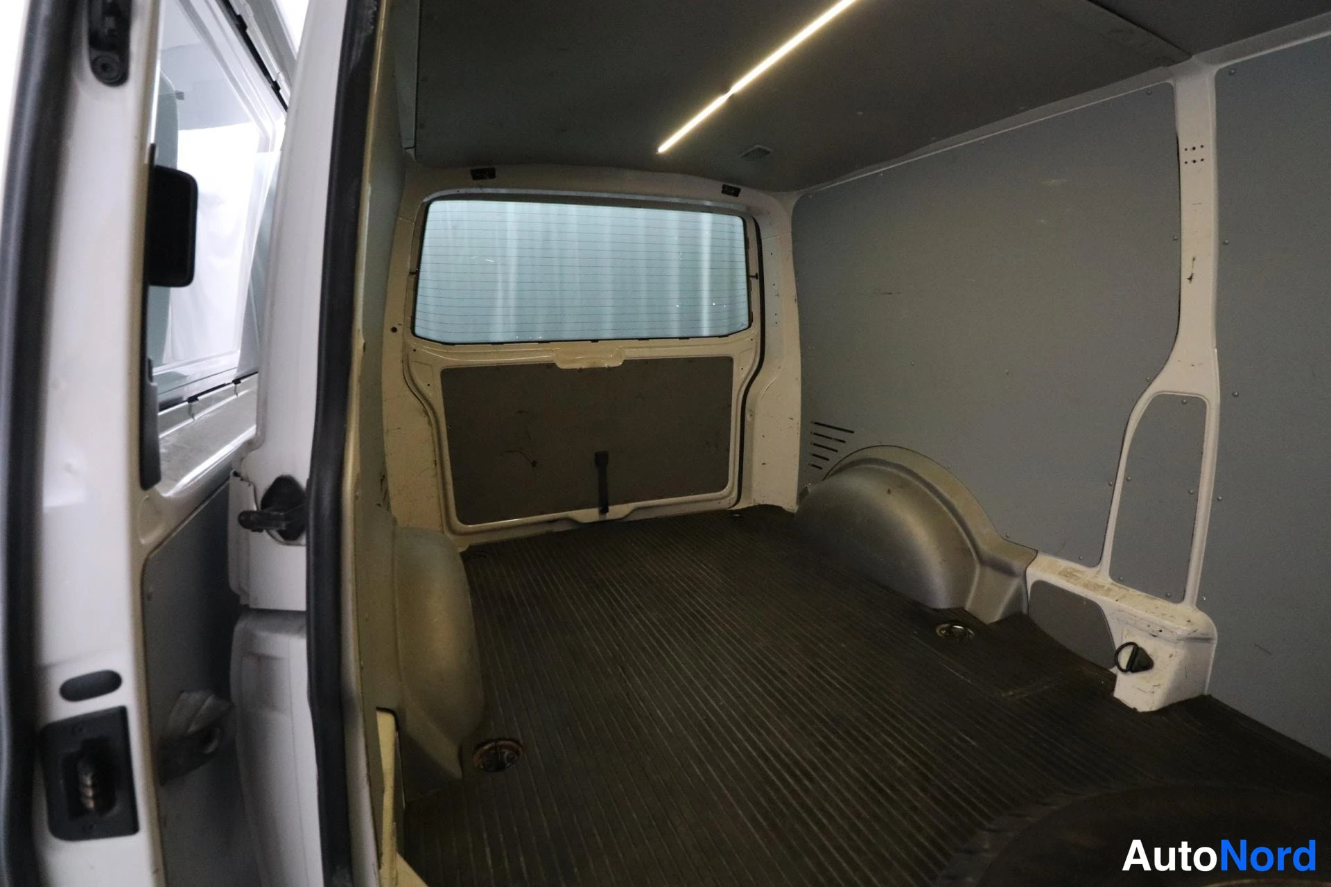 White Volkswagen Transporter 2013, boot, photo 16