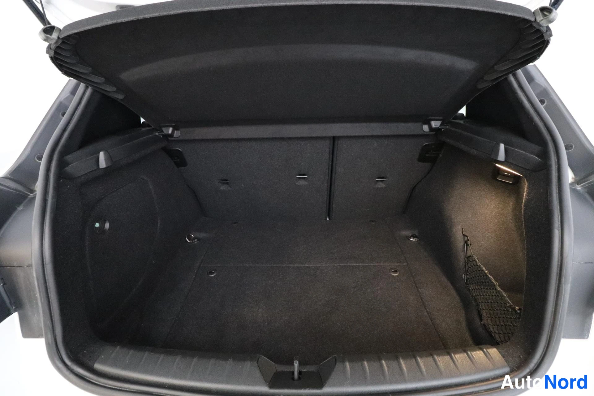 Valkoinen BMW 118i 2016, tavaratila, kuva 12