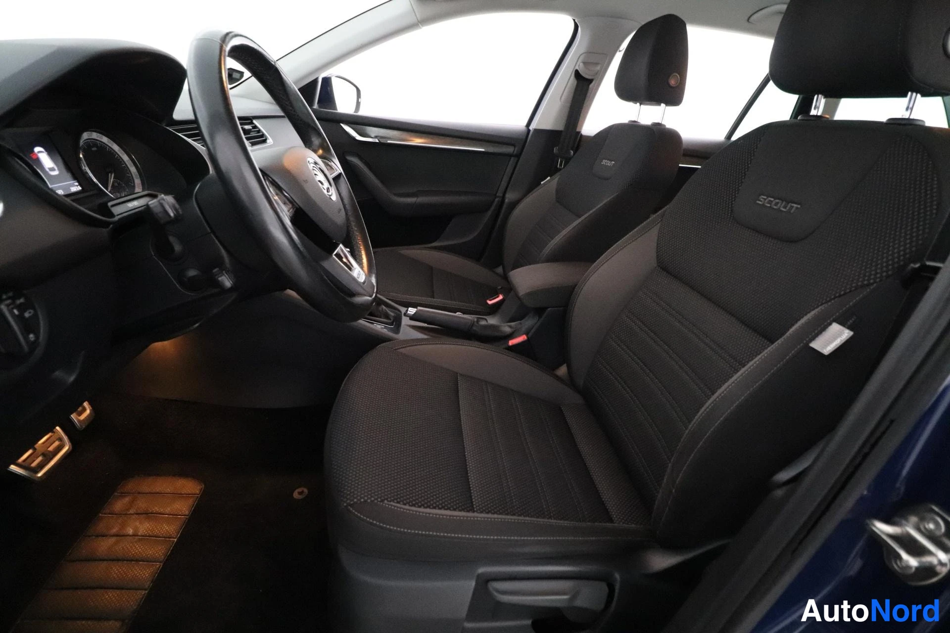 Sininen Skoda Octavia 2017, ohjaamo, kuva 7
