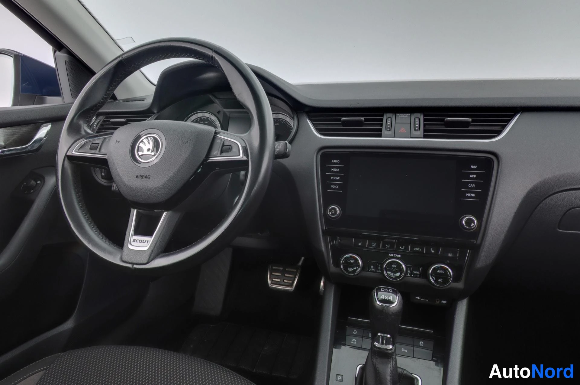 Sininen Skoda Octavia 2017, ohjaamo, kuva 9