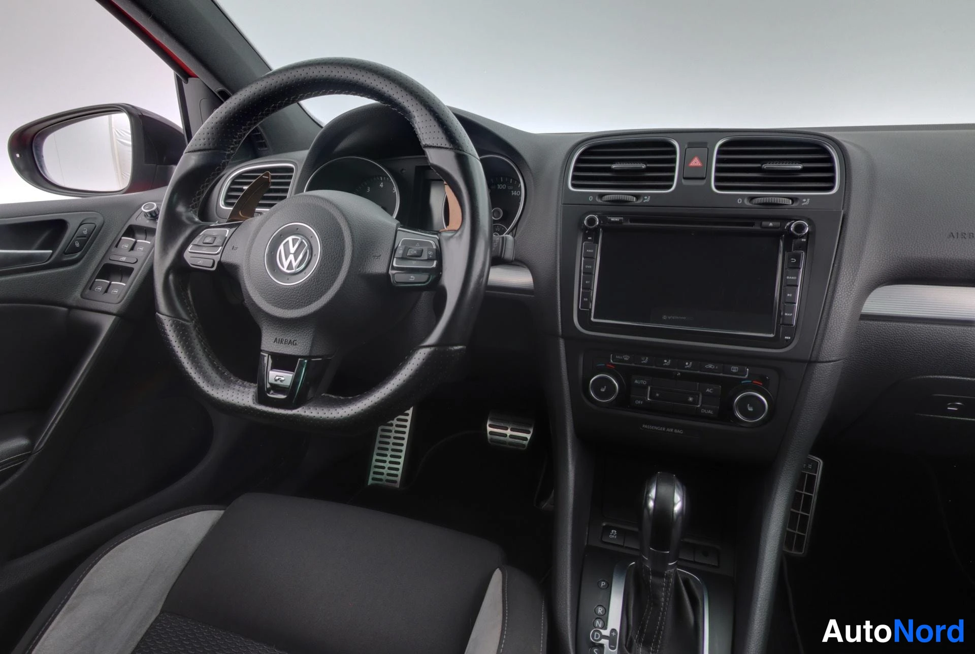 Punainen Volkswagen Golf 2011, ohjaamo, kuva 8