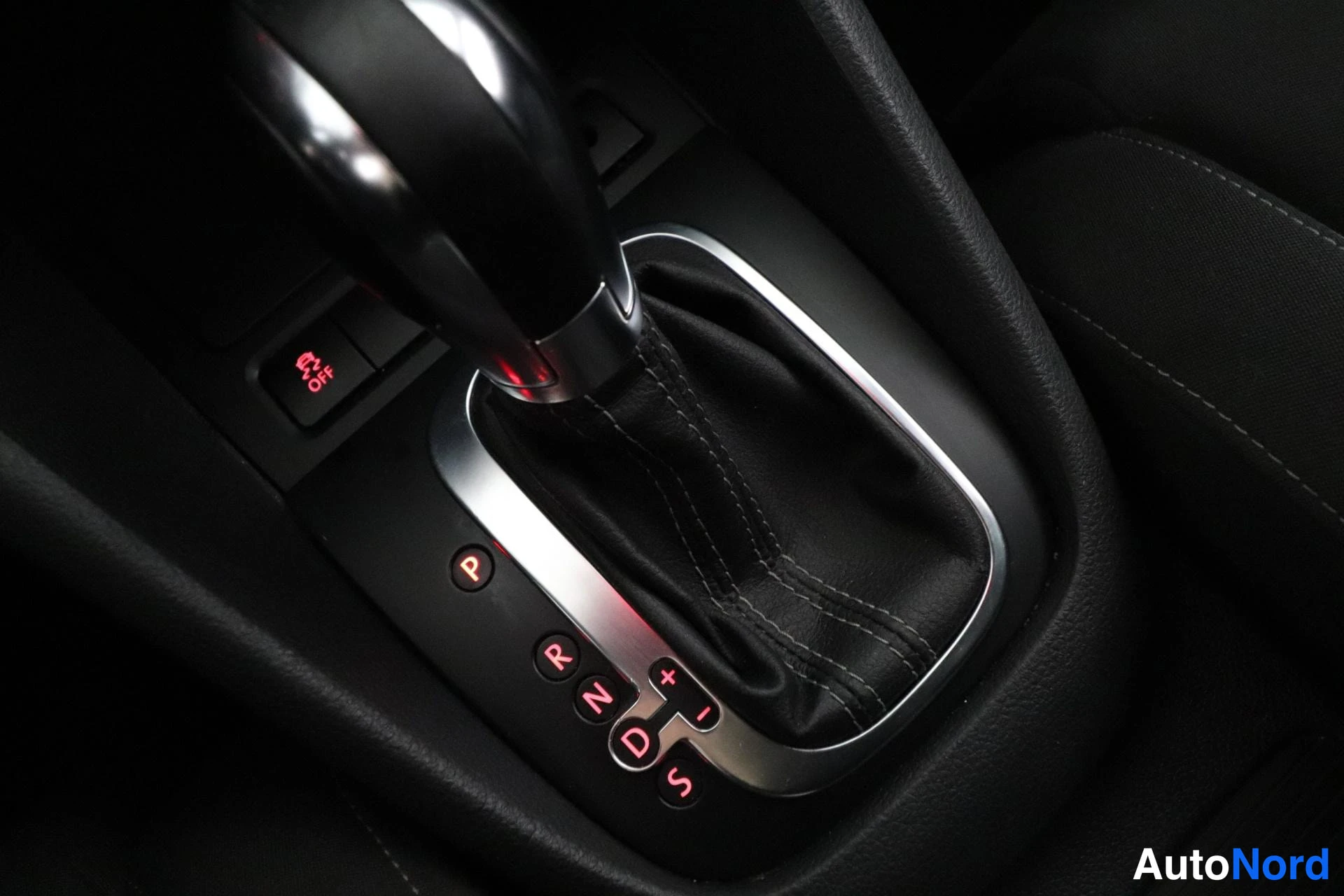 Punainen Volkswagen Golf 2011, yksityiskohta, kuva 30