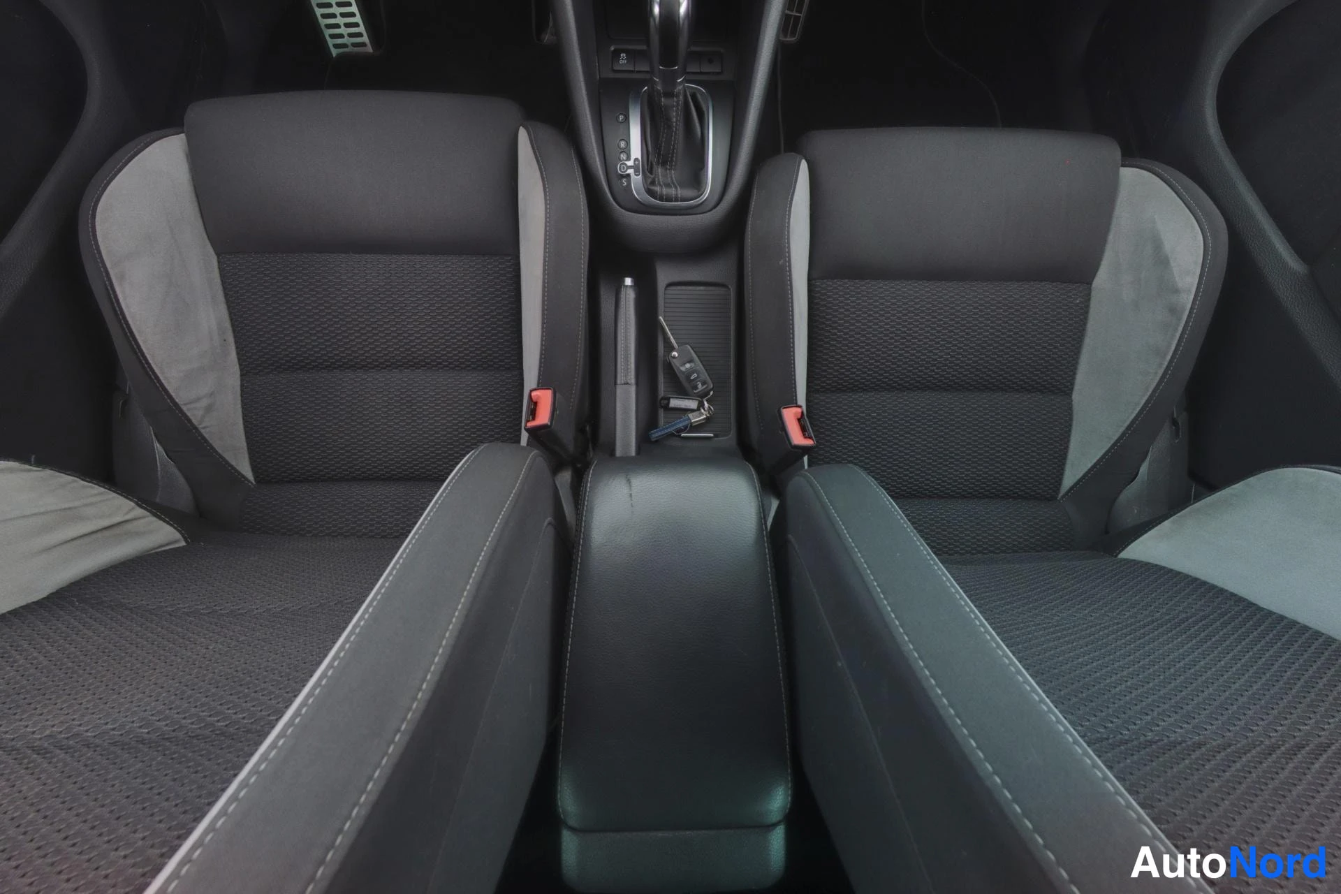 Punainen Volkswagen Golf 2011, etuistuimet, kuva 11