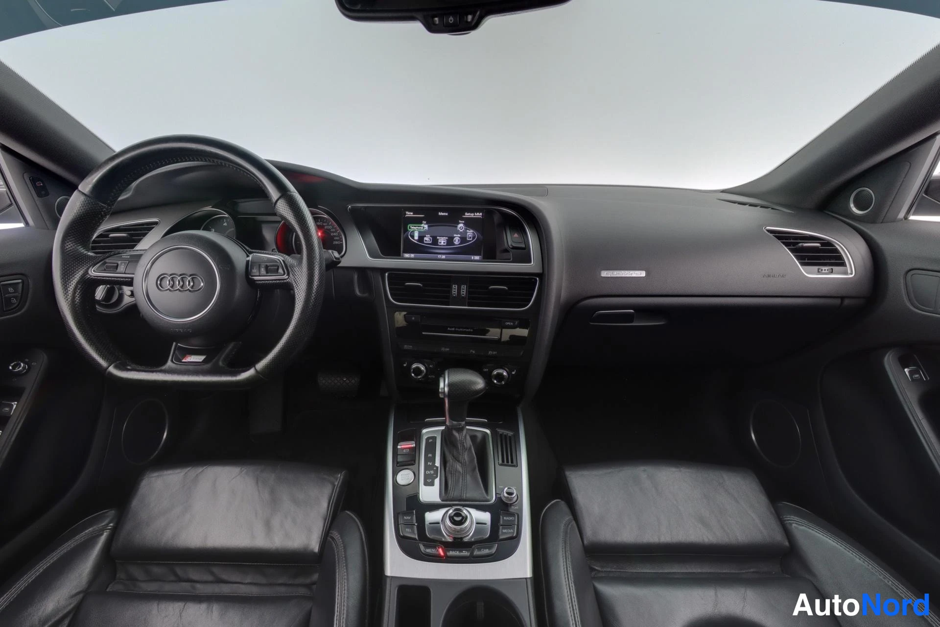 Harmaa Audi A5 2012, ohjaamo, kuva 7