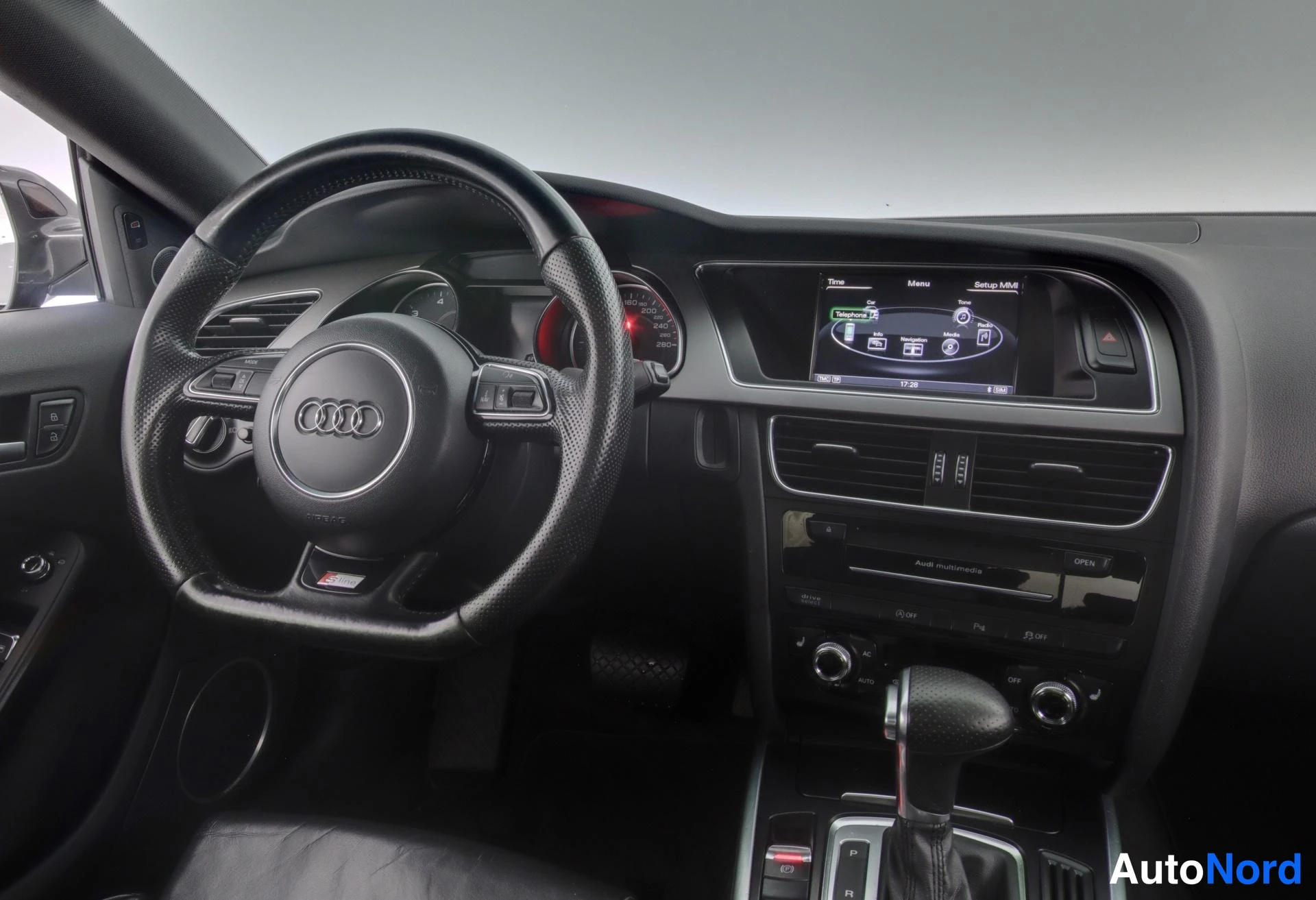 Harmaa Audi A5 2012, ohjaamo, kuva 8