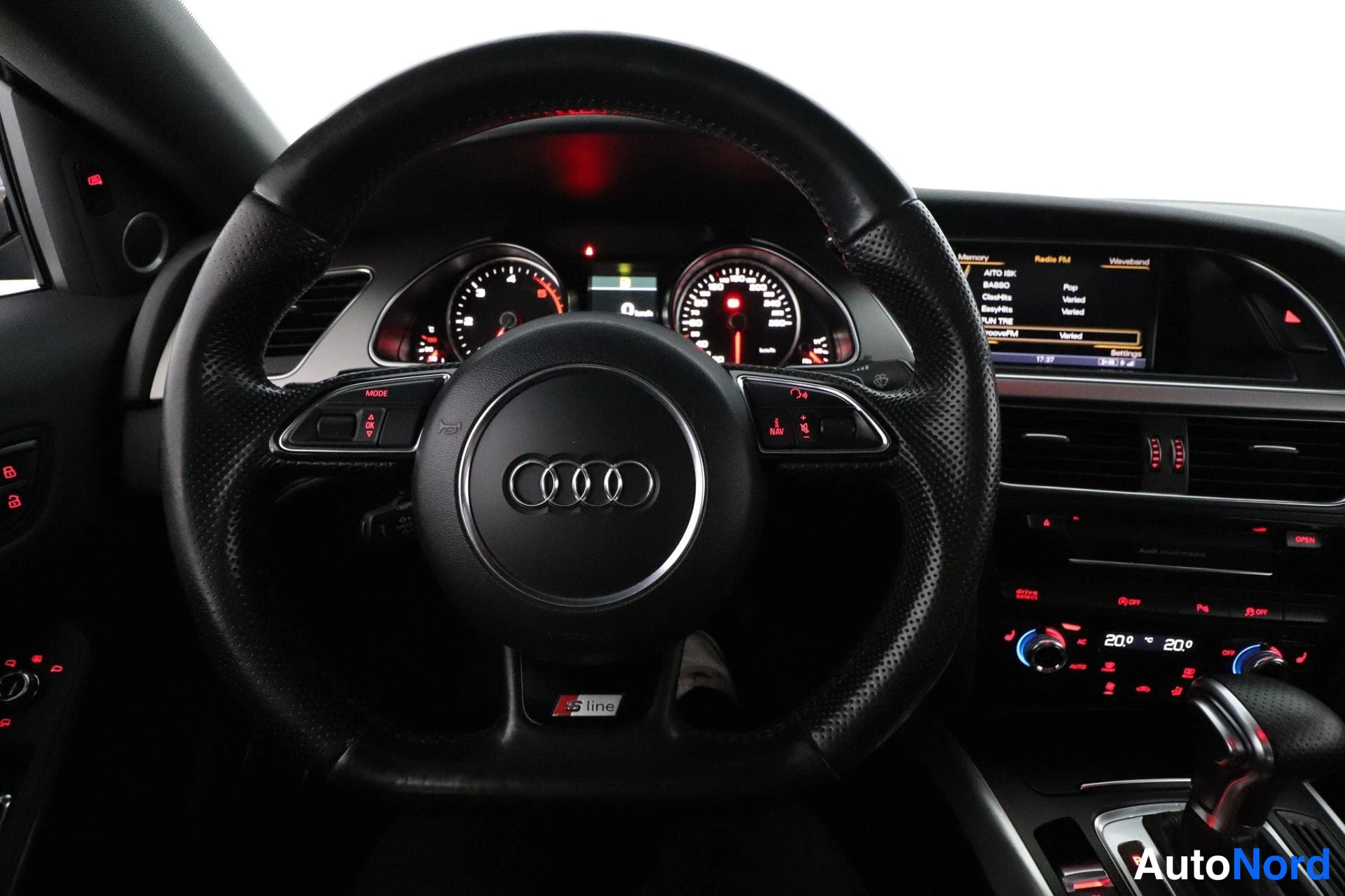 Harmaa Audi A5 2012, ohjaamo, kuva 9