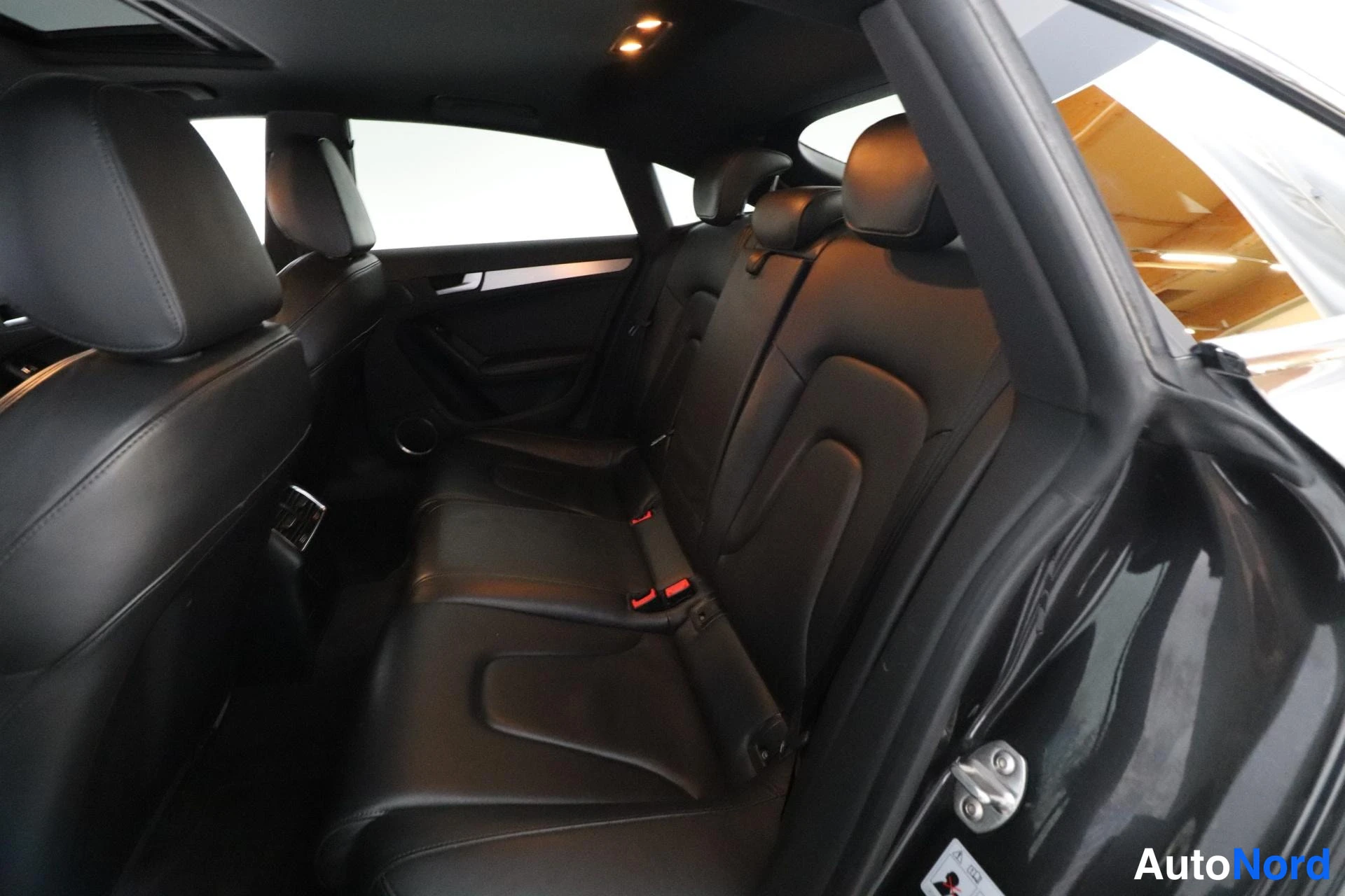 Harmaa Audi A5 2012, takaistuimet, kuva 12