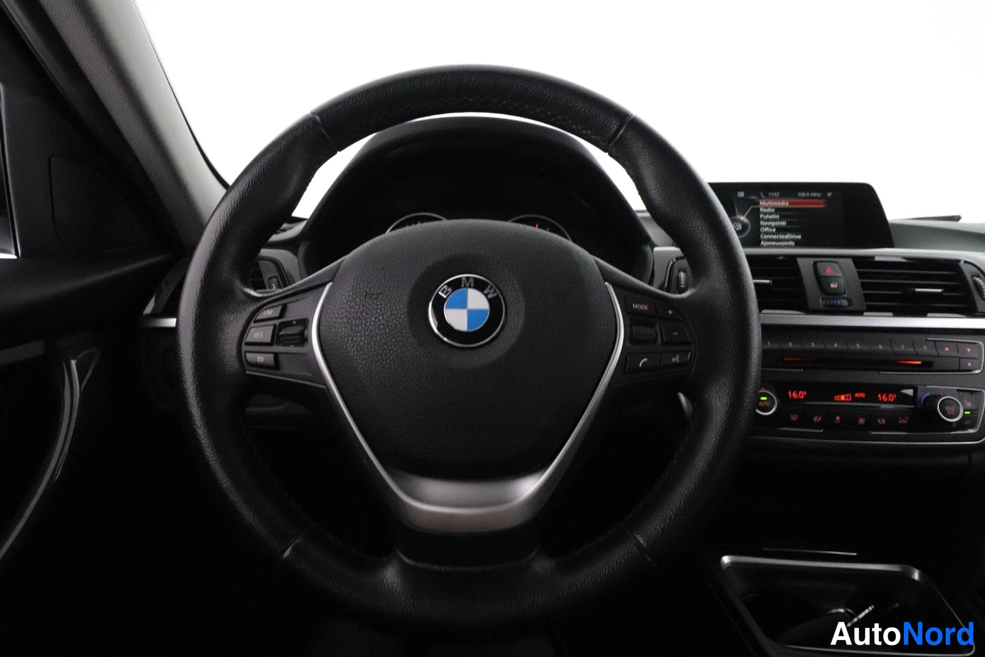 Musta BMW 316d 2014, ohjaamo, kuva 9
