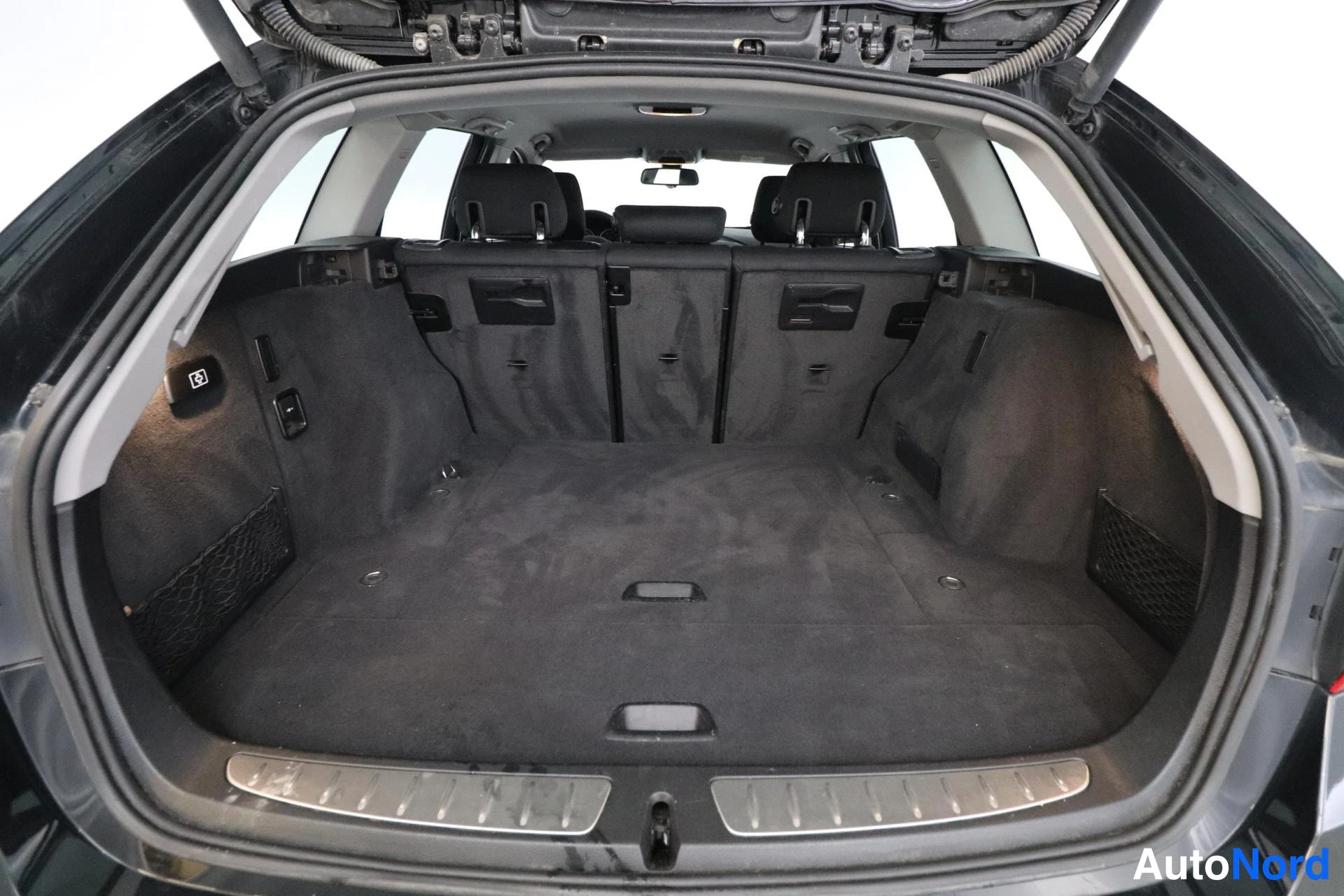 Musta BMW 316d 2014, tavaratila, kuva 12