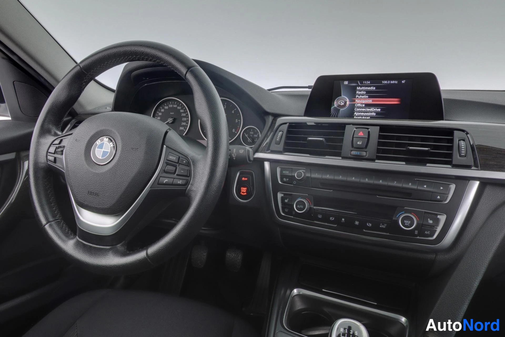Musta BMW 316d 2014, ohjaamo, kuva 8