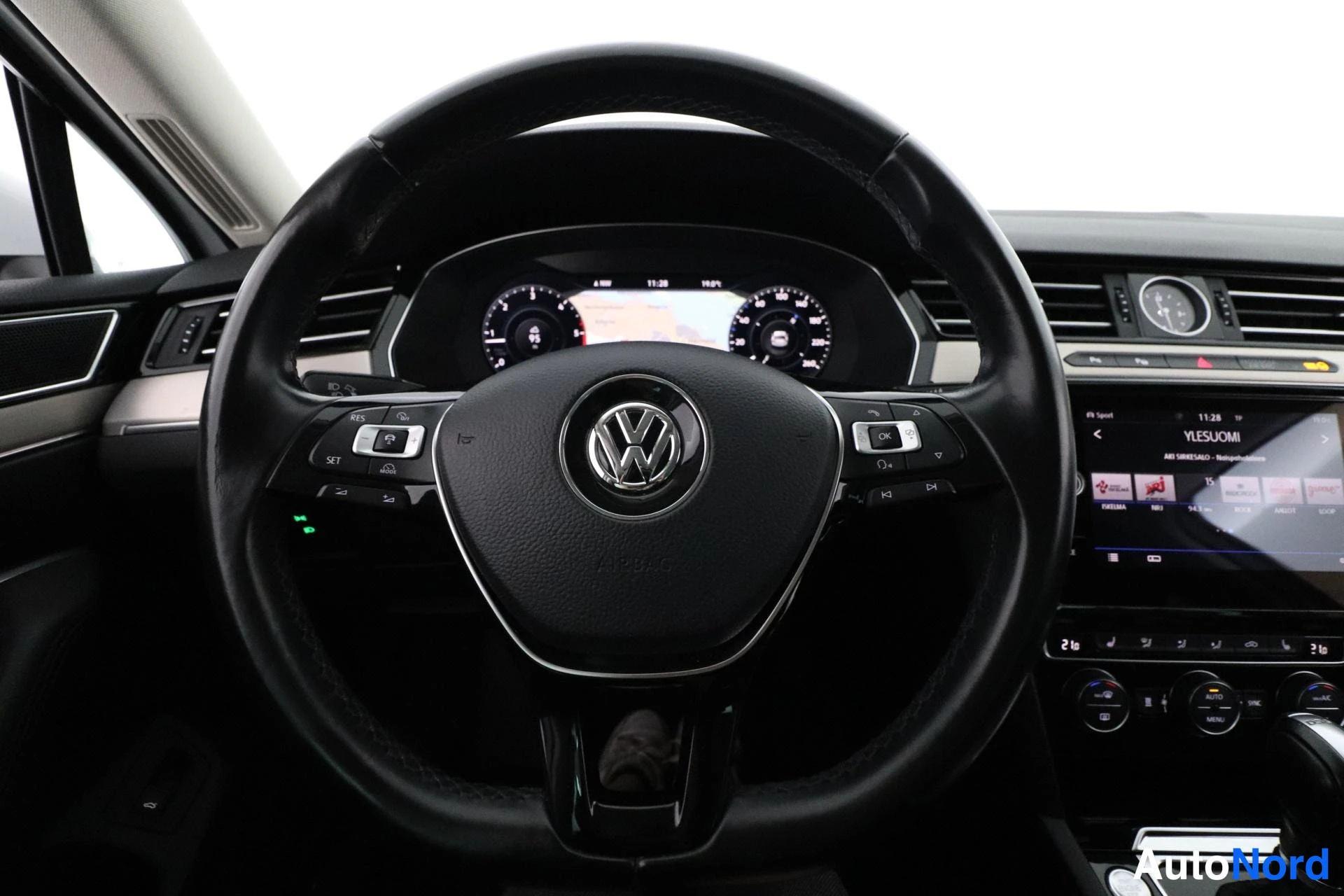 Valkoinen Volkswagen Passat 2018, yksityiskohta, kuva 15