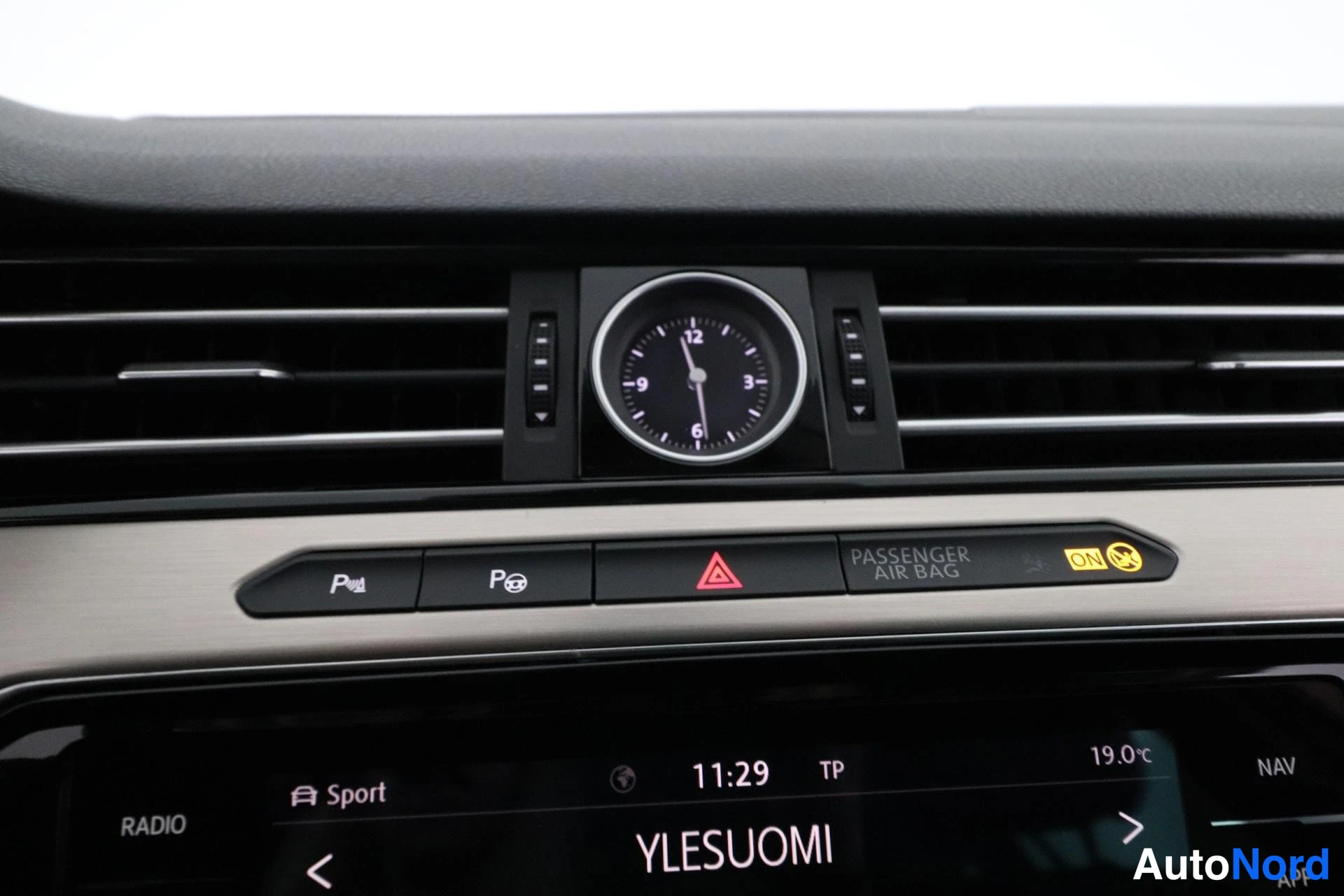 Valkoinen Volkswagen Passat 2018, yksityiskohta, kuva 21