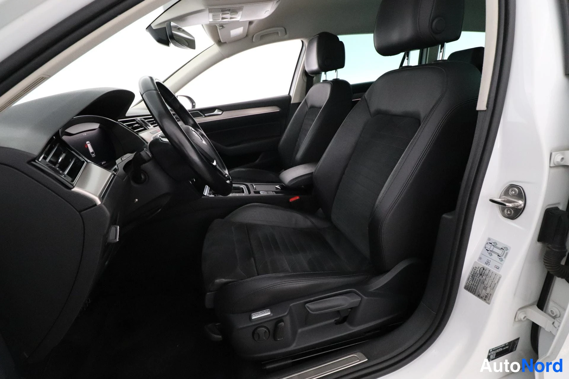 Valkoinen Volkswagen Passat 2018, etuistuimet, kuva 10