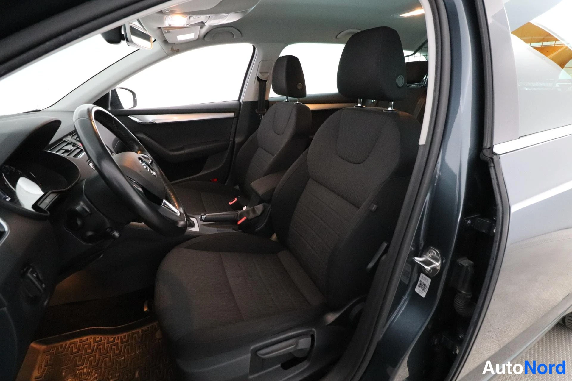 Harmaa Skoda Octavia 2017, etuistuimet, kuva 10