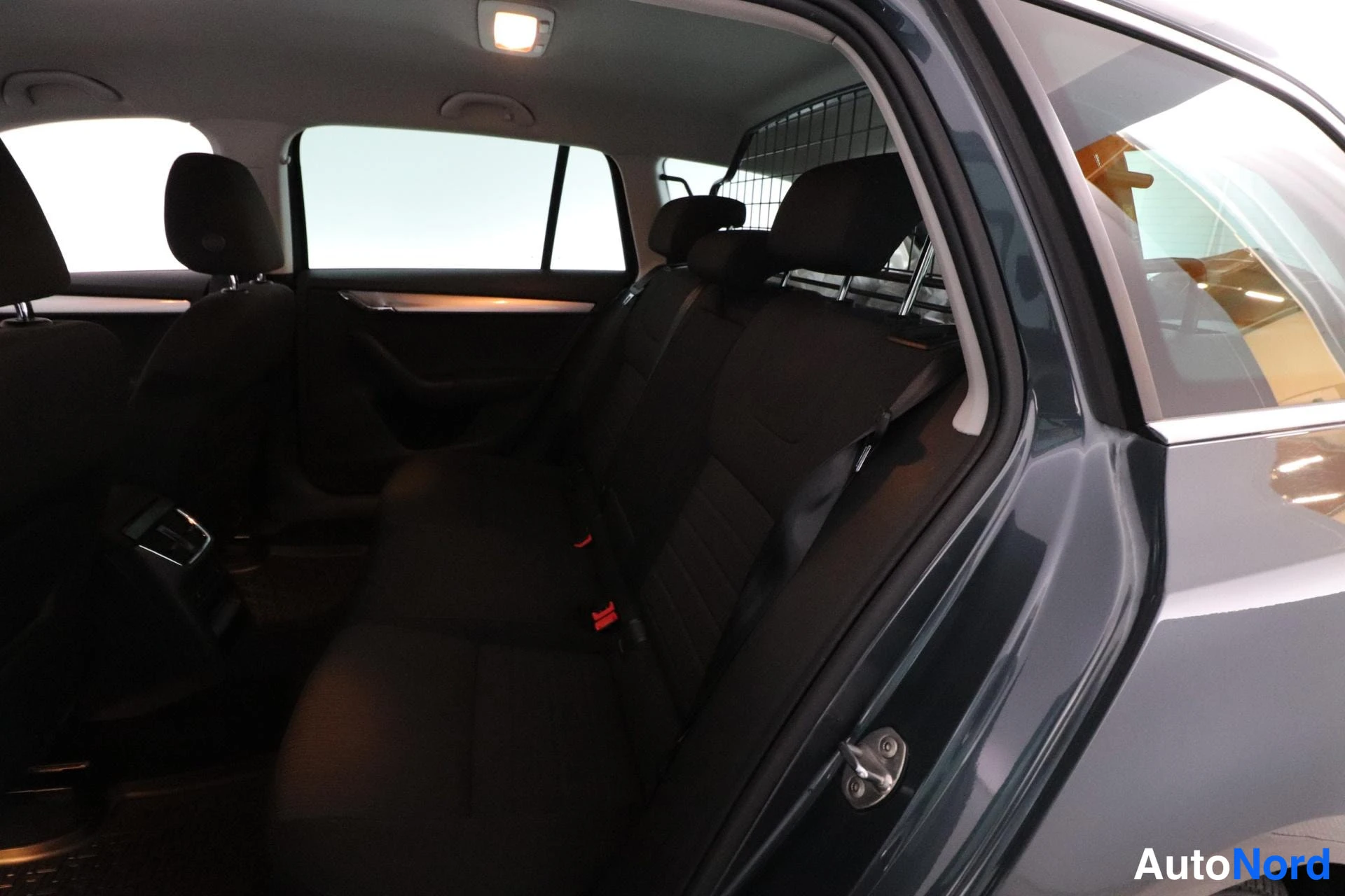 Harmaa Skoda Octavia 2017, takaistuimet, kuva 12