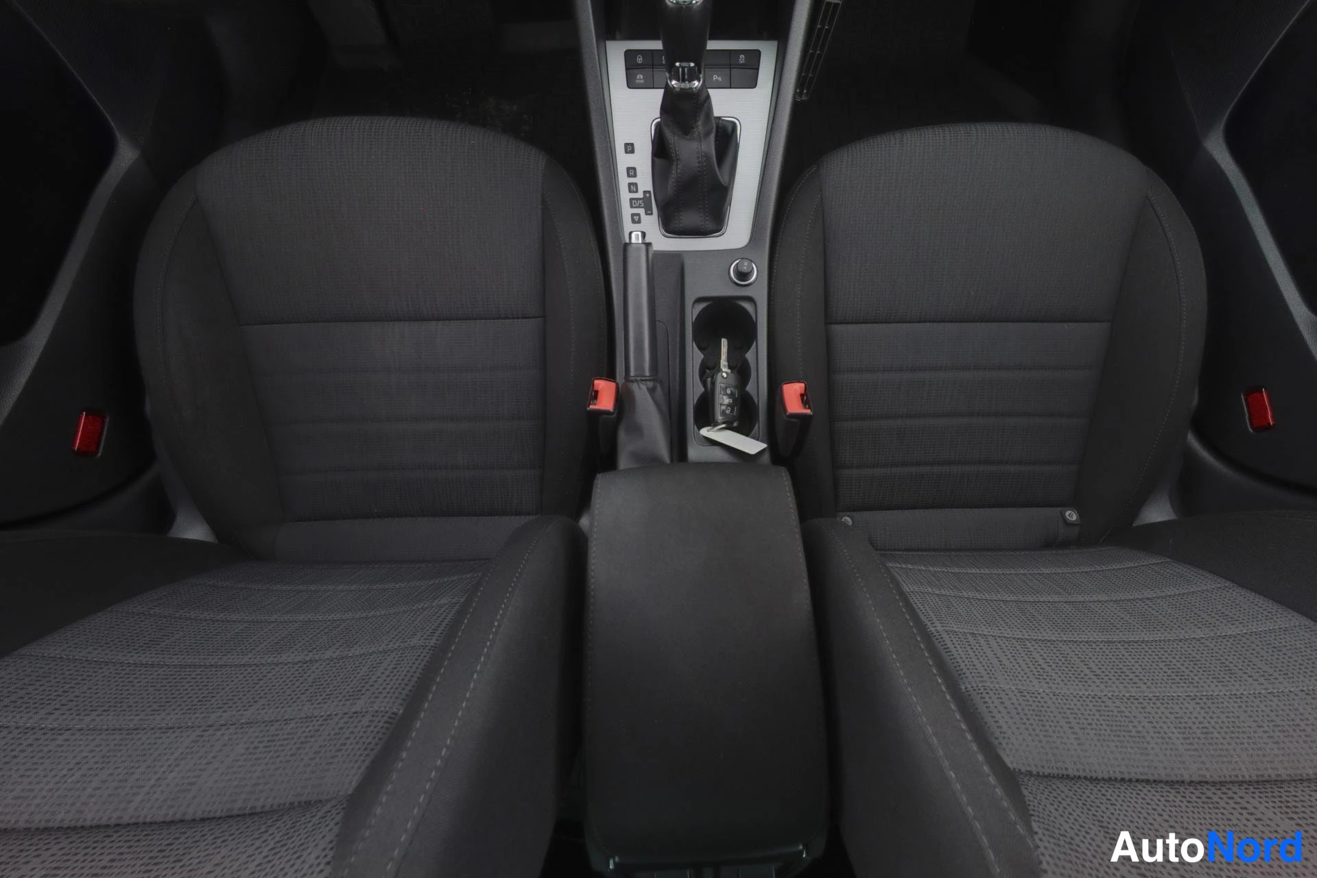 Harmaa Skoda Octavia 2017, etuistuimet, kuva 11