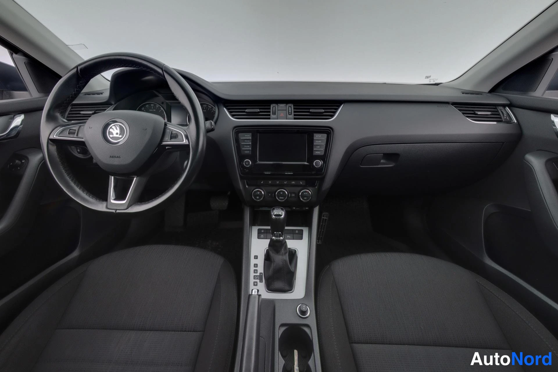 Harmaa Skoda Octavia 2017, ohjaamo, kuva 7