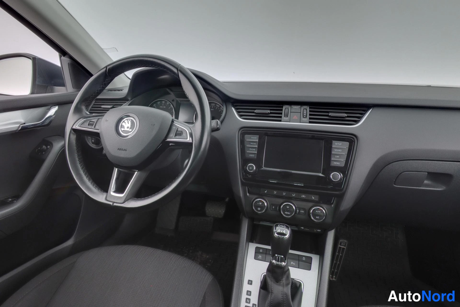 Harmaa Skoda Octavia 2017, ohjaamo, kuva 8