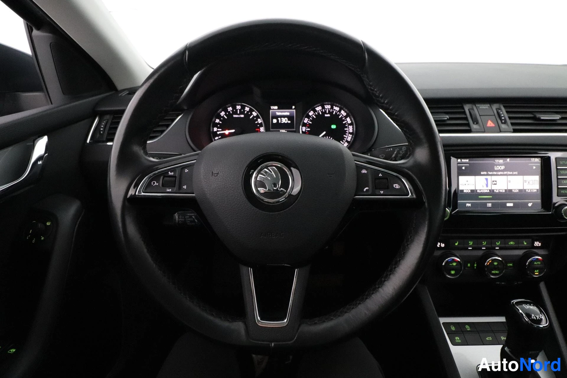 Harmaa Skoda Octavia 2017, ohjaamo, kuva 9