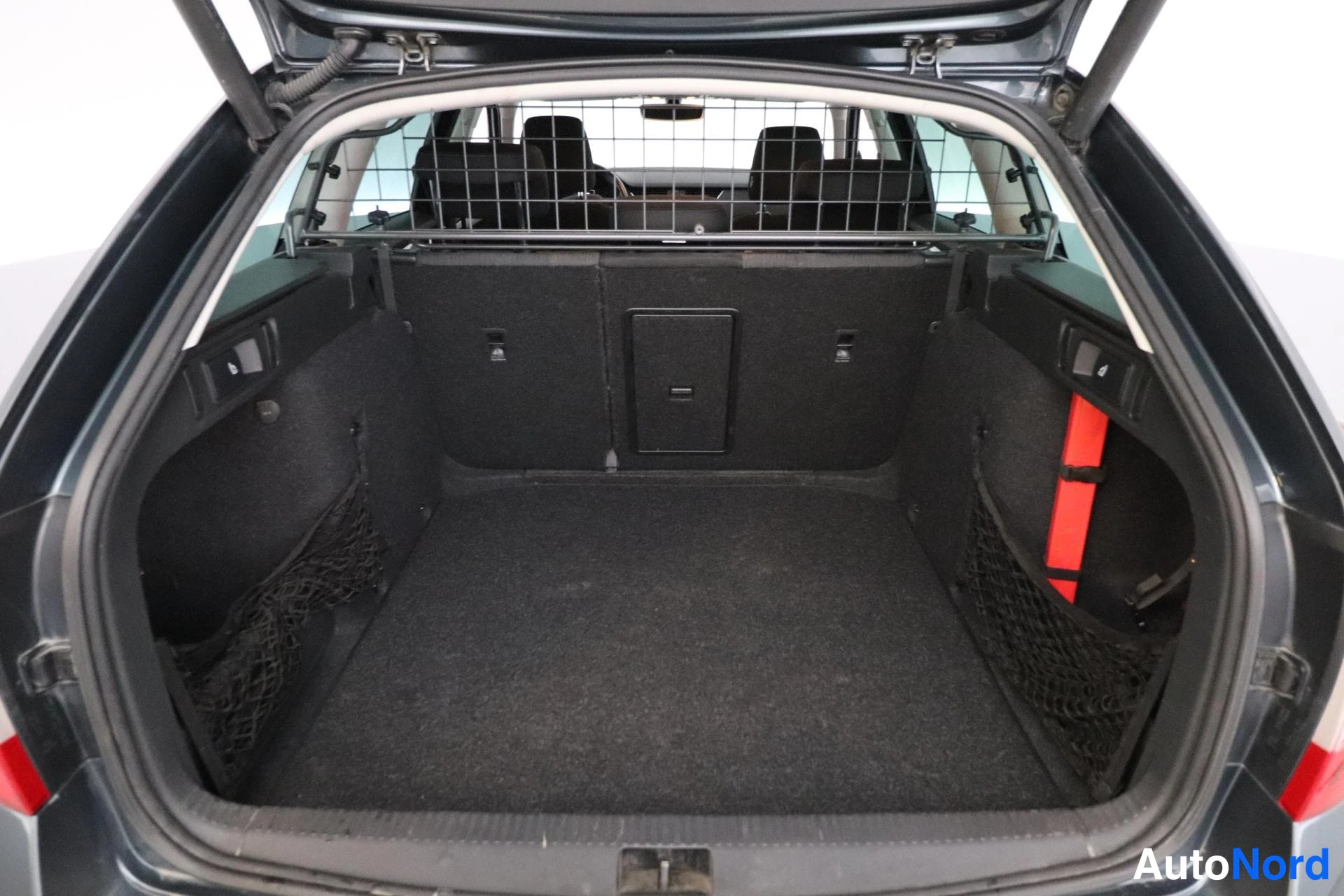 Harmaa Skoda Octavia 2017, tavaratila, kuva 13