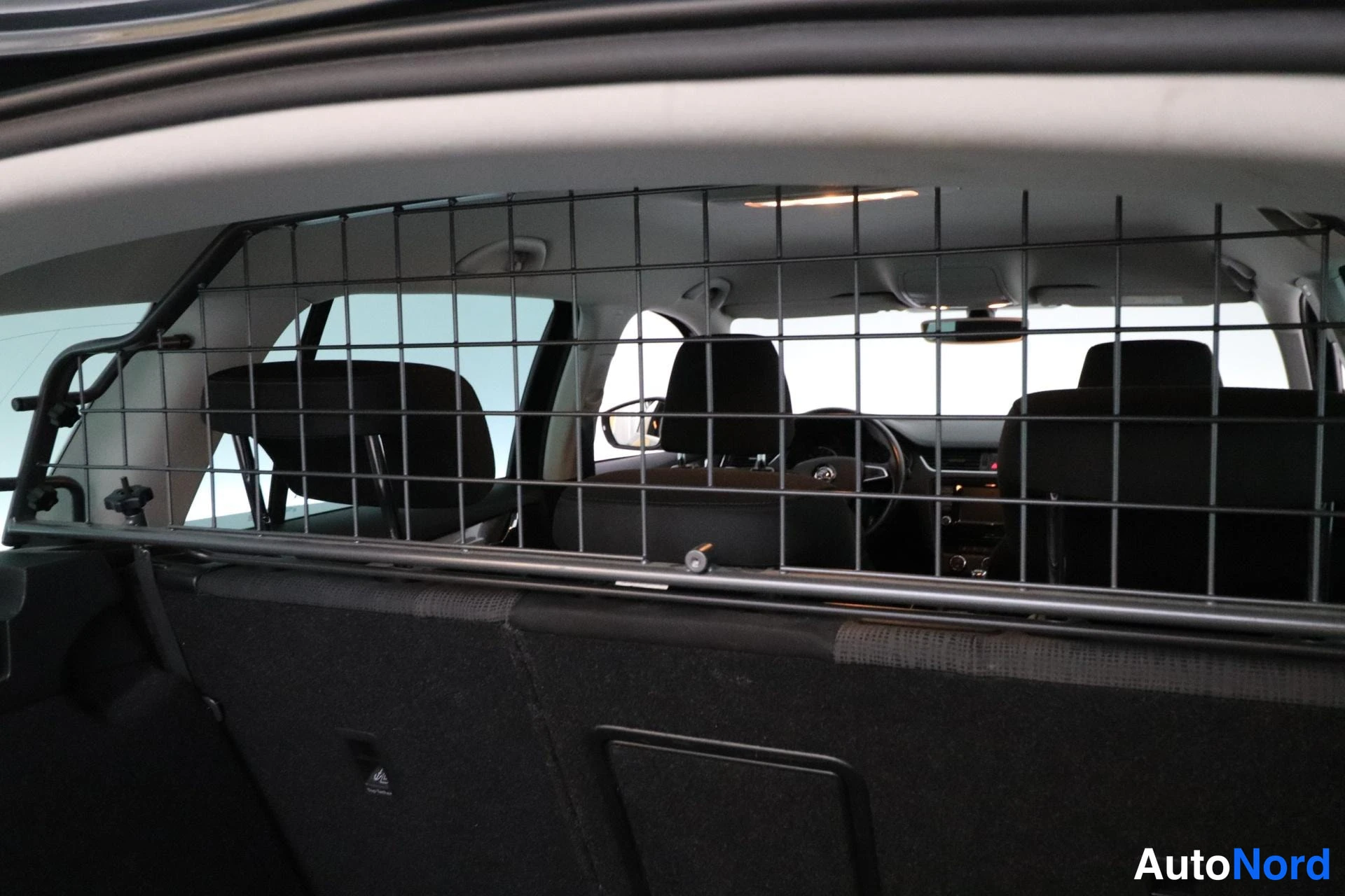 Harmaa Skoda Octavia 2017, tavaratila, kuva 14