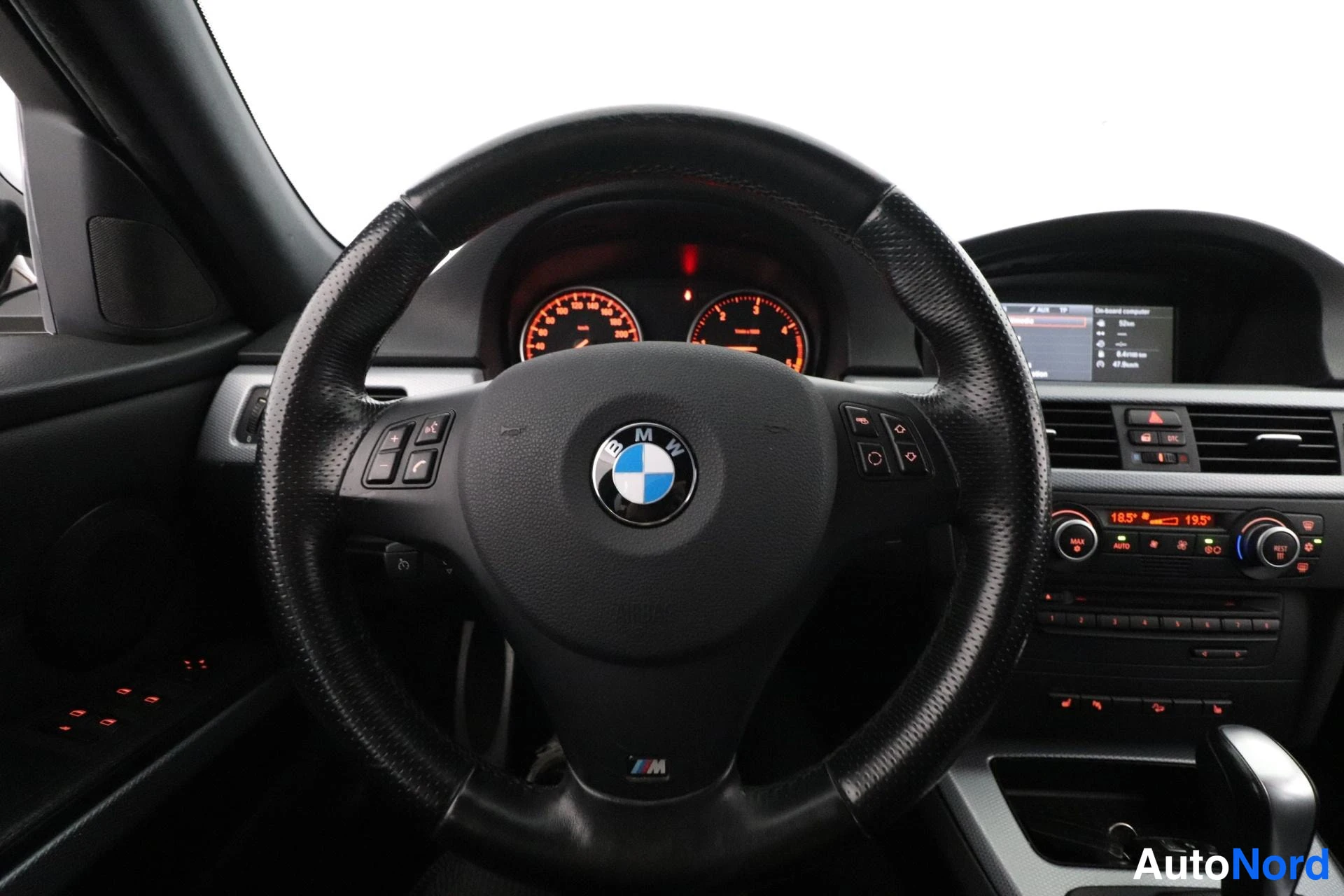 Harmaa BMW 320d xDrive 2009, ohjaamo, kuva 10