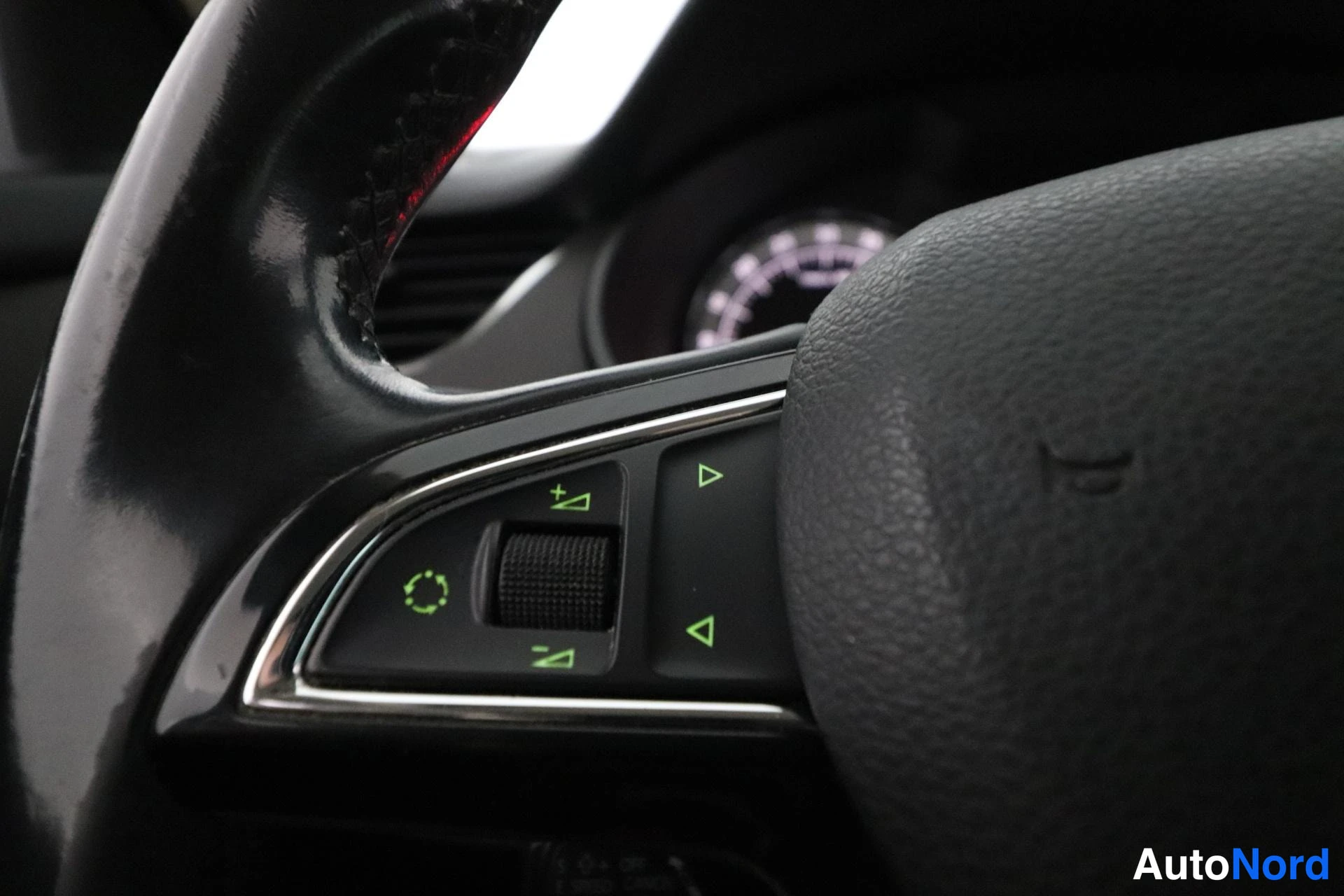 Valkoinen Skoda Octavia 2014, yksityiskohta, kuva 16
