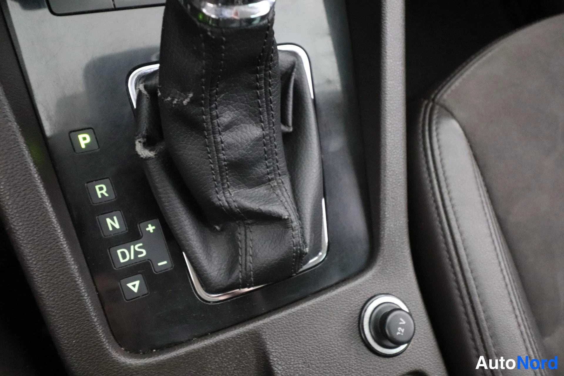 Valkoinen Skoda Octavia 2014, yksityiskohta, kuva 26