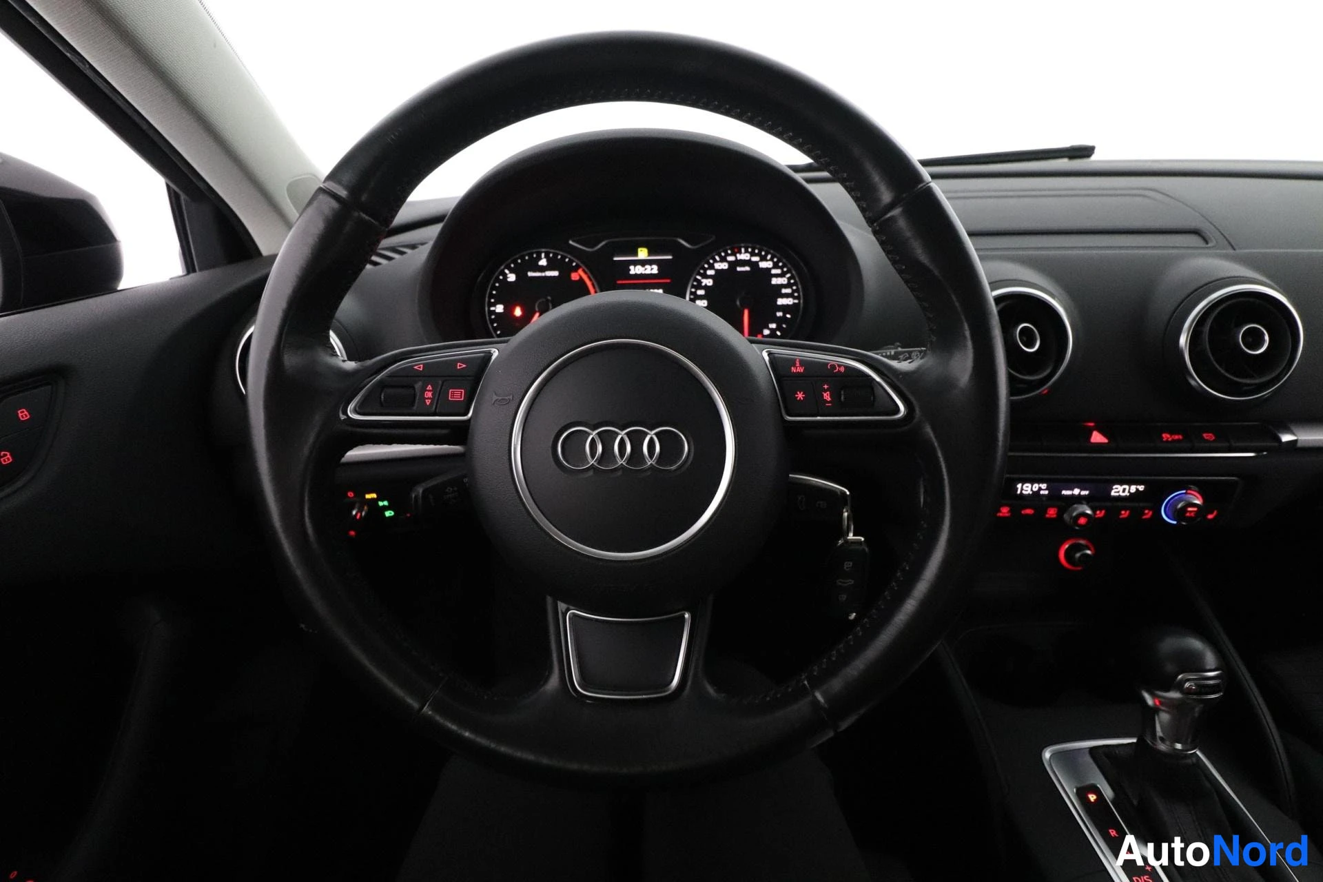 Musta Audi A3 2013, ohjaamo, kuva 10
