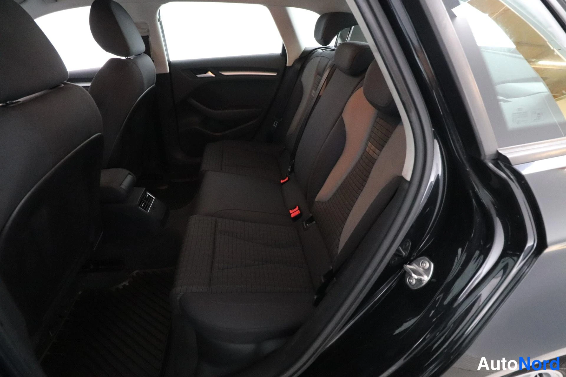 Musta Audi A3 2013, takaistuimet, kuva 12
