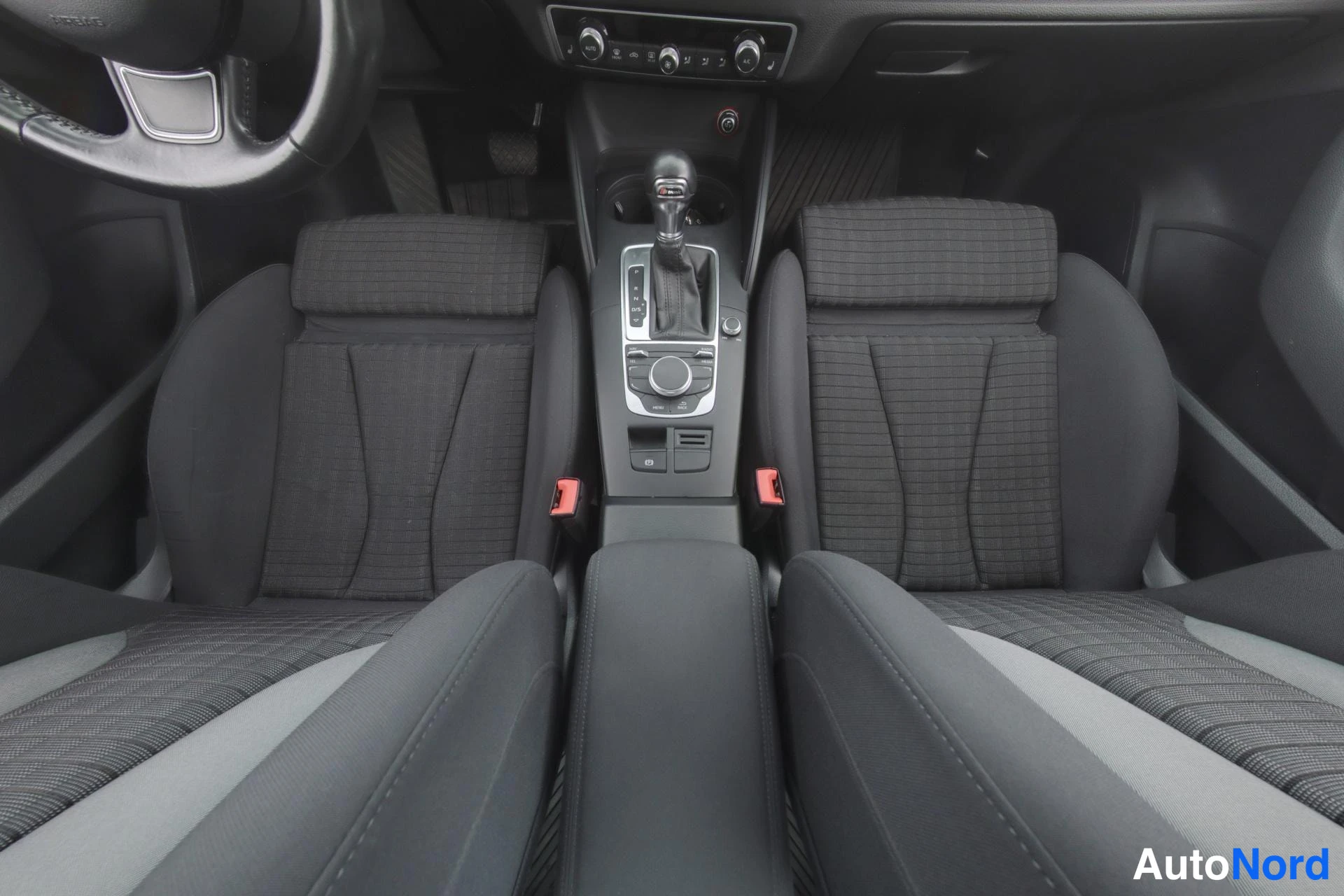 Musta Audi A3 2013, etuistuimet, kuva 11