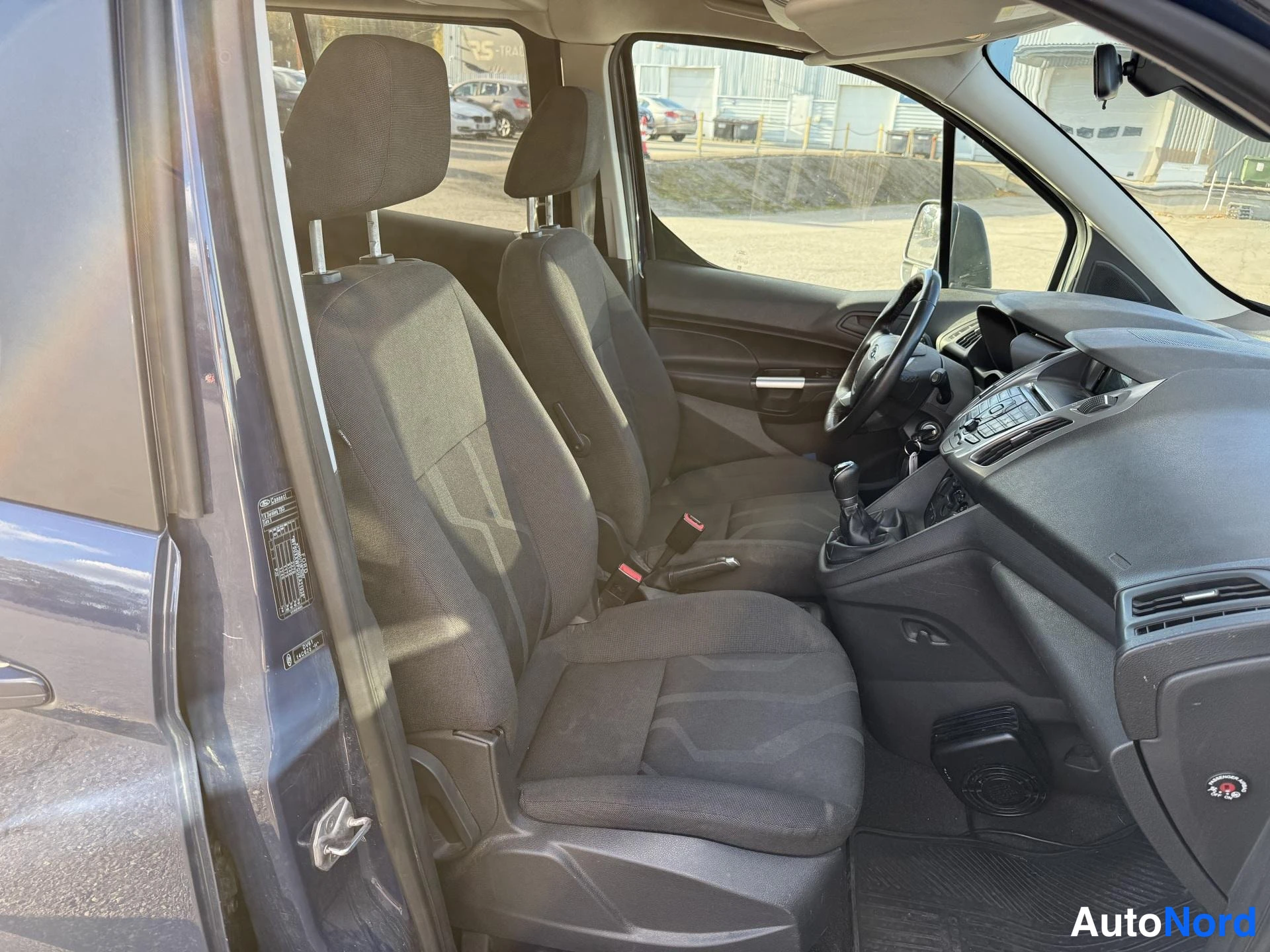 Sininen Ford Tourneo Connect 2015, etuistuimet, kuva 9