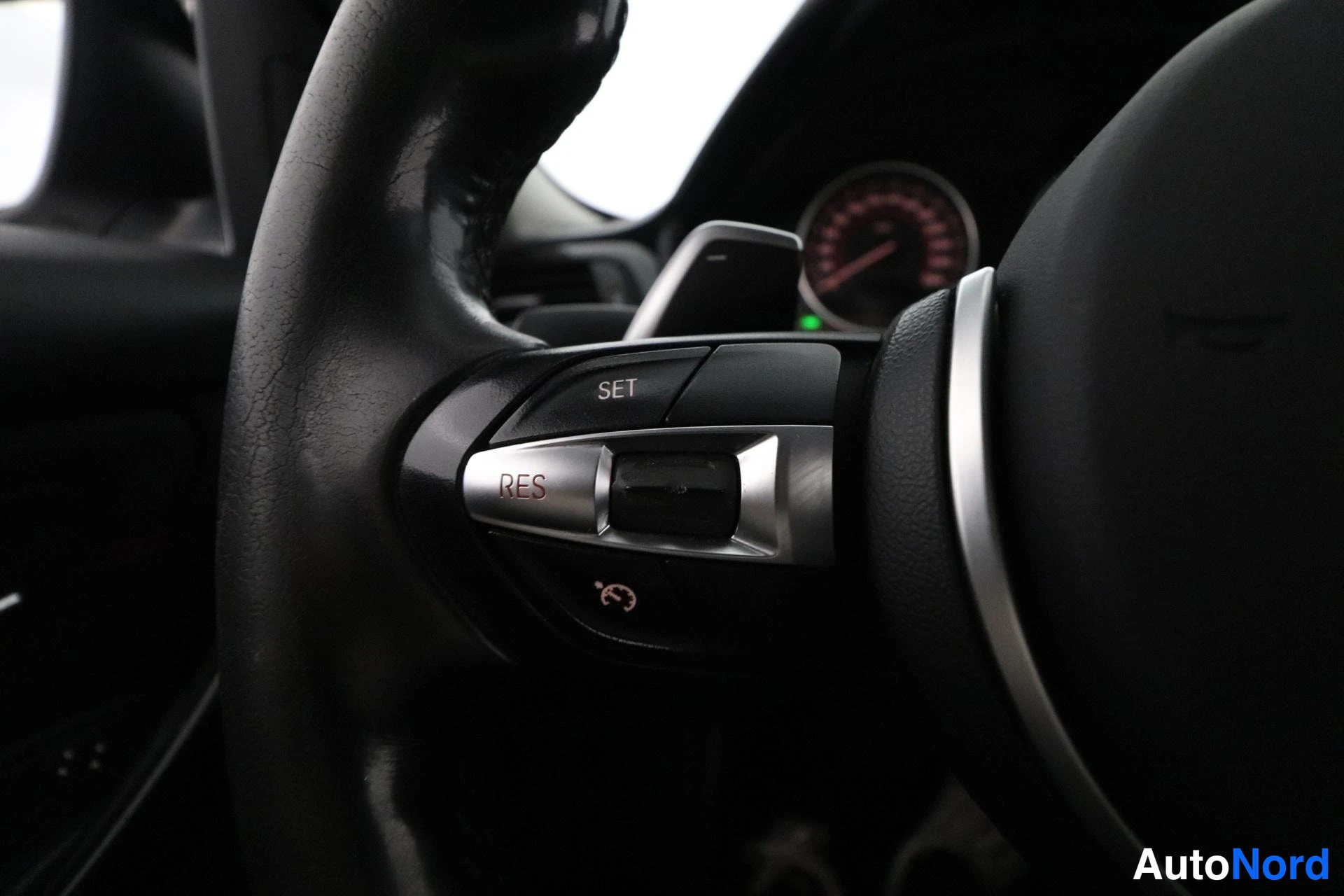 Valkoinen BMW 330d 2014, yksityiskohta, kuva 30
