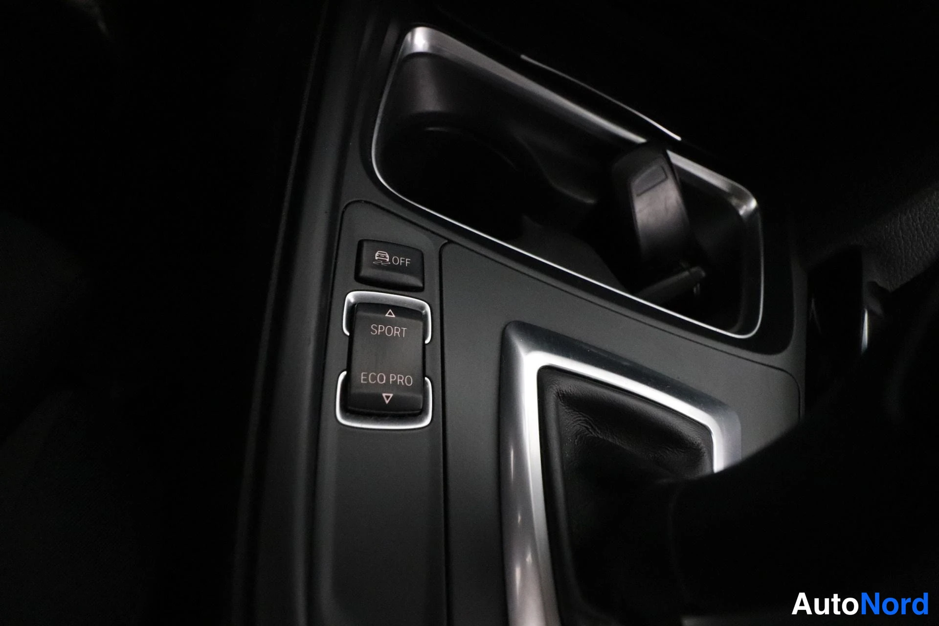 Valkoinen BMW 330d 2014, yksityiskohta, kuva 33